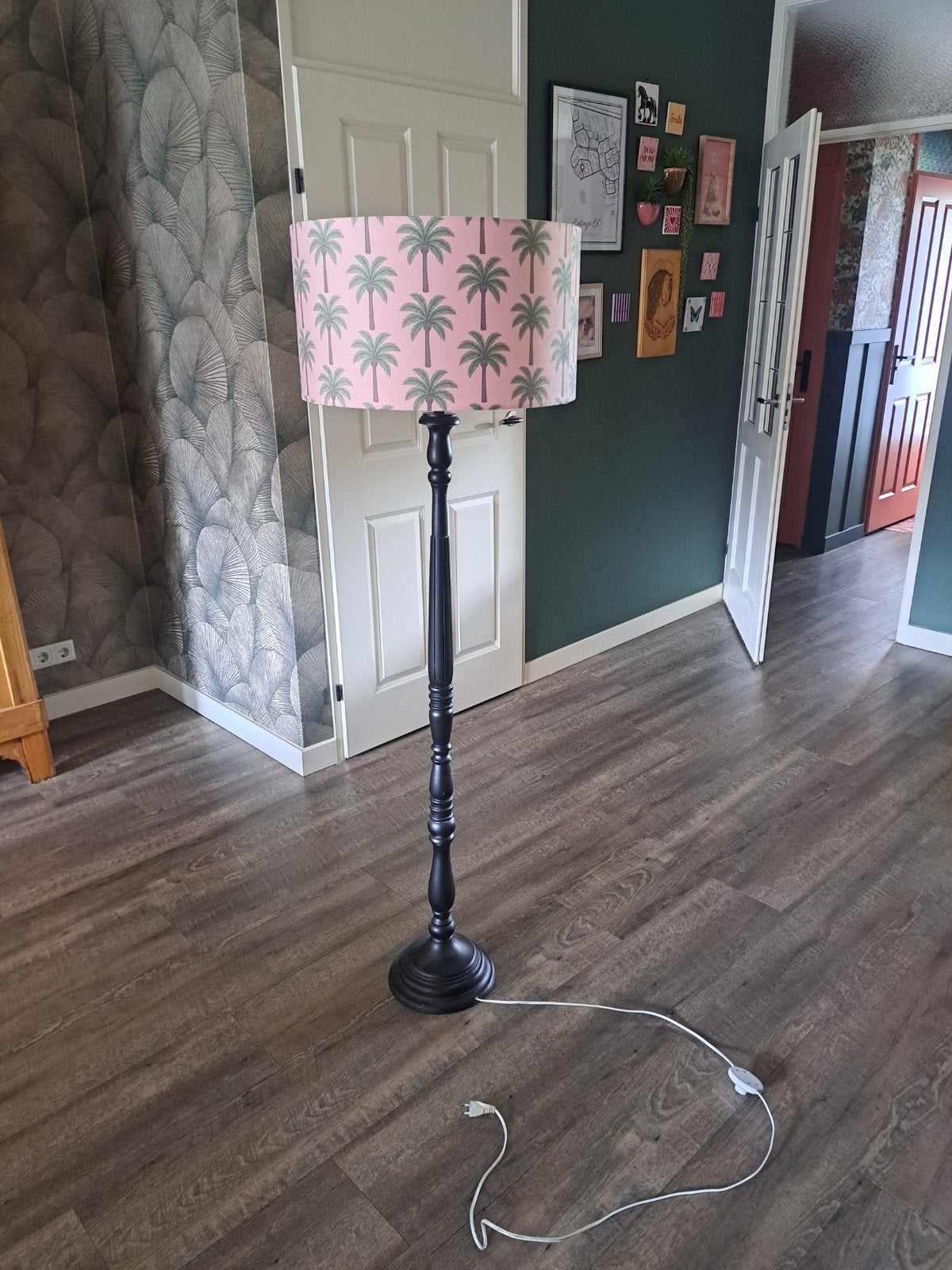 Vloerlamp met zwarte poot en roze kap met palmbomen, Ophalen, Gebruikt, Tropisch, Modern, 100 tot 150 cm