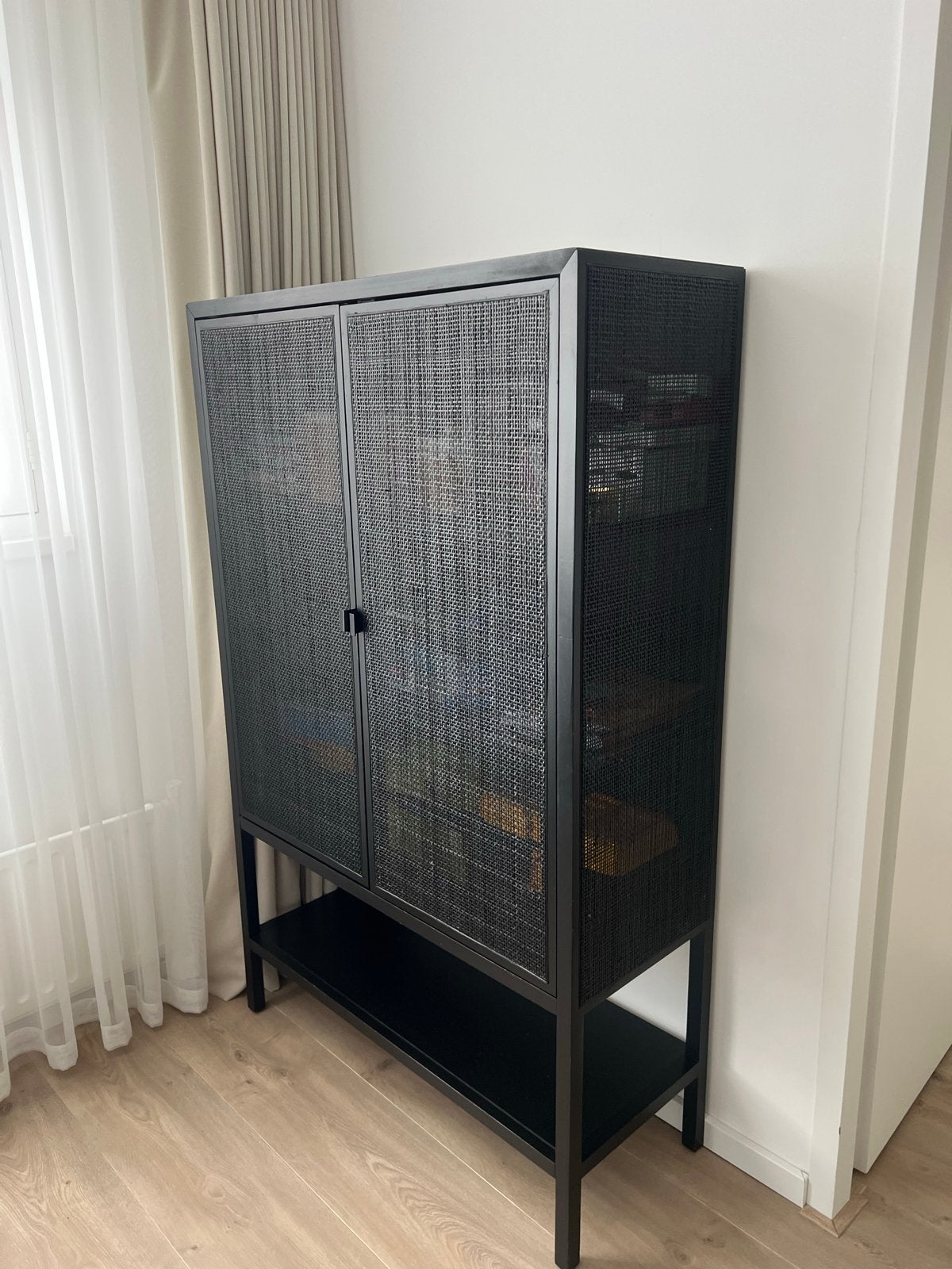 Zwart rieten houten vitrinekast met rotan deuren, Ophalen, 50 tot 100 cm, Zo goed als nieuw, Metaal