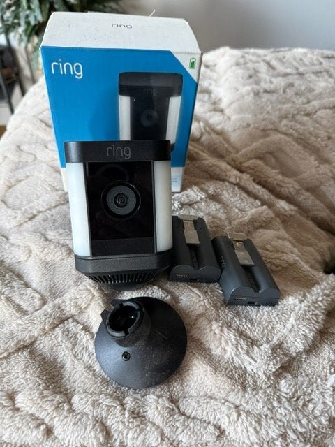 Ring Spotlight Cam + 2 Batterijen., Ophalen, Zo goed als nieuw, Buitencamera