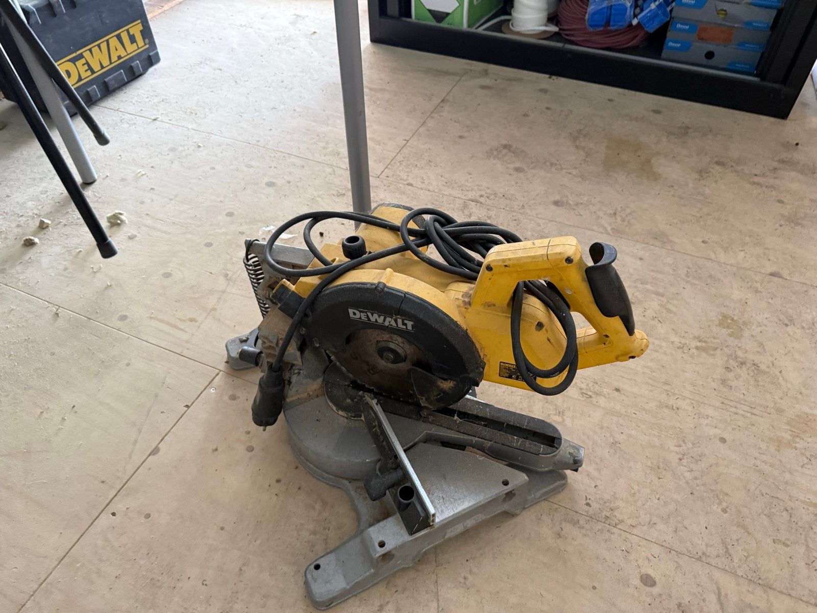 DeWalt Afkortzaag -, Doe-het-zelf en Verbouw, Gereedschap | Zaagmachines, Gebruikt, Ophalen of Verzenden, Afkortzaag, 30 tot 70 mm