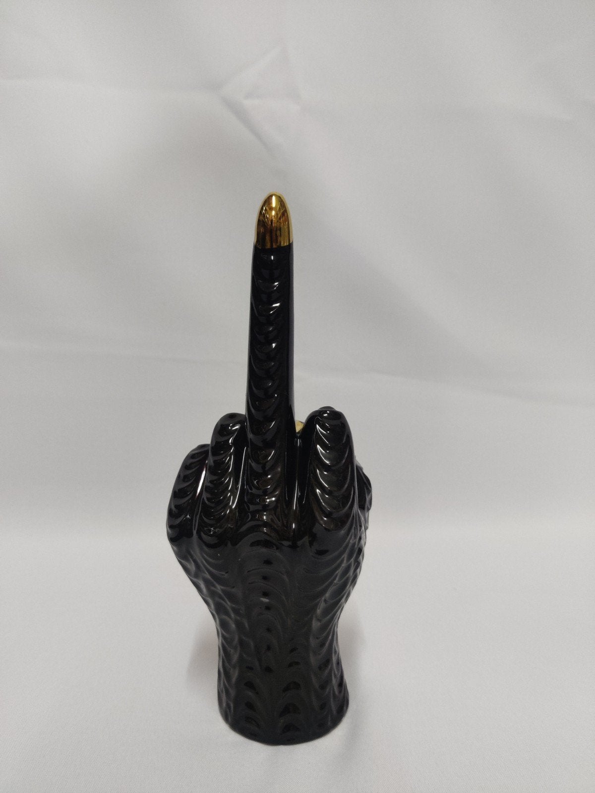 Middelvinger hoogglans zwart met goude nagellak., Ophalen of Verzenden, Nieuw, Mens