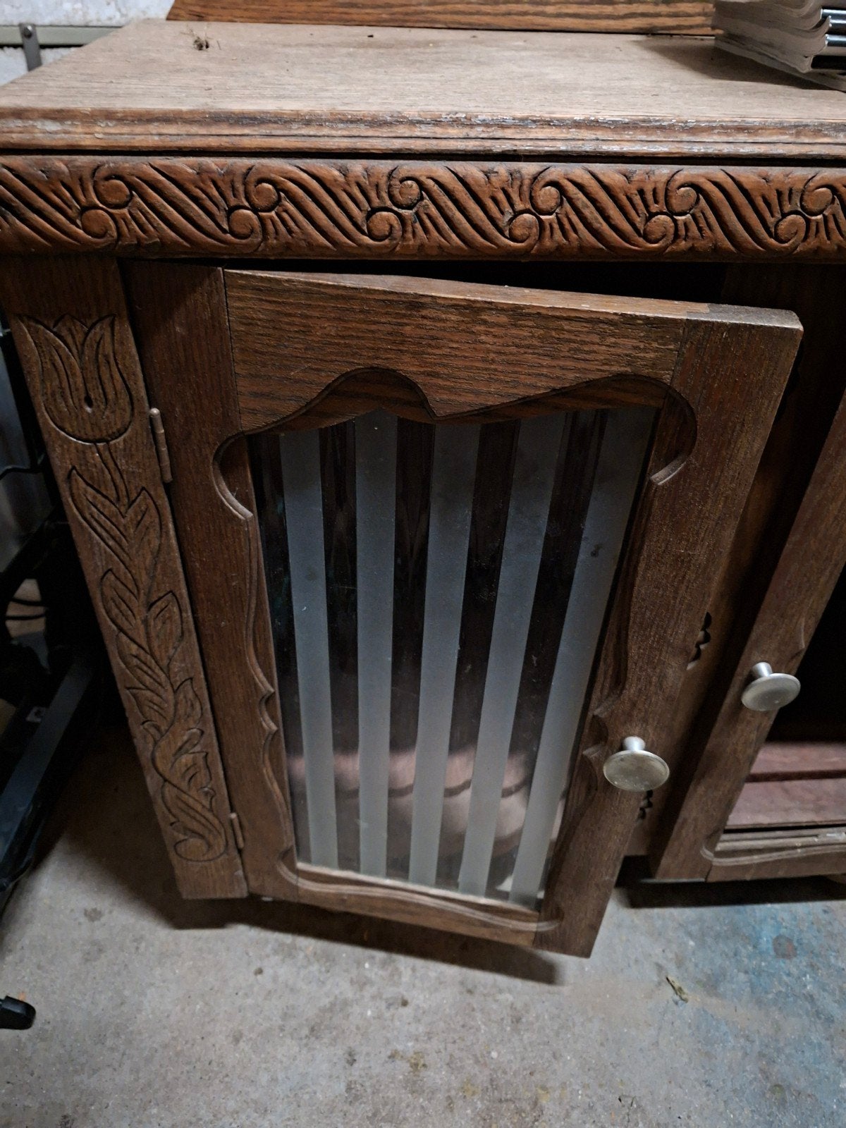 Antiek eikenhouten kastje met gesneden details, Ophalen