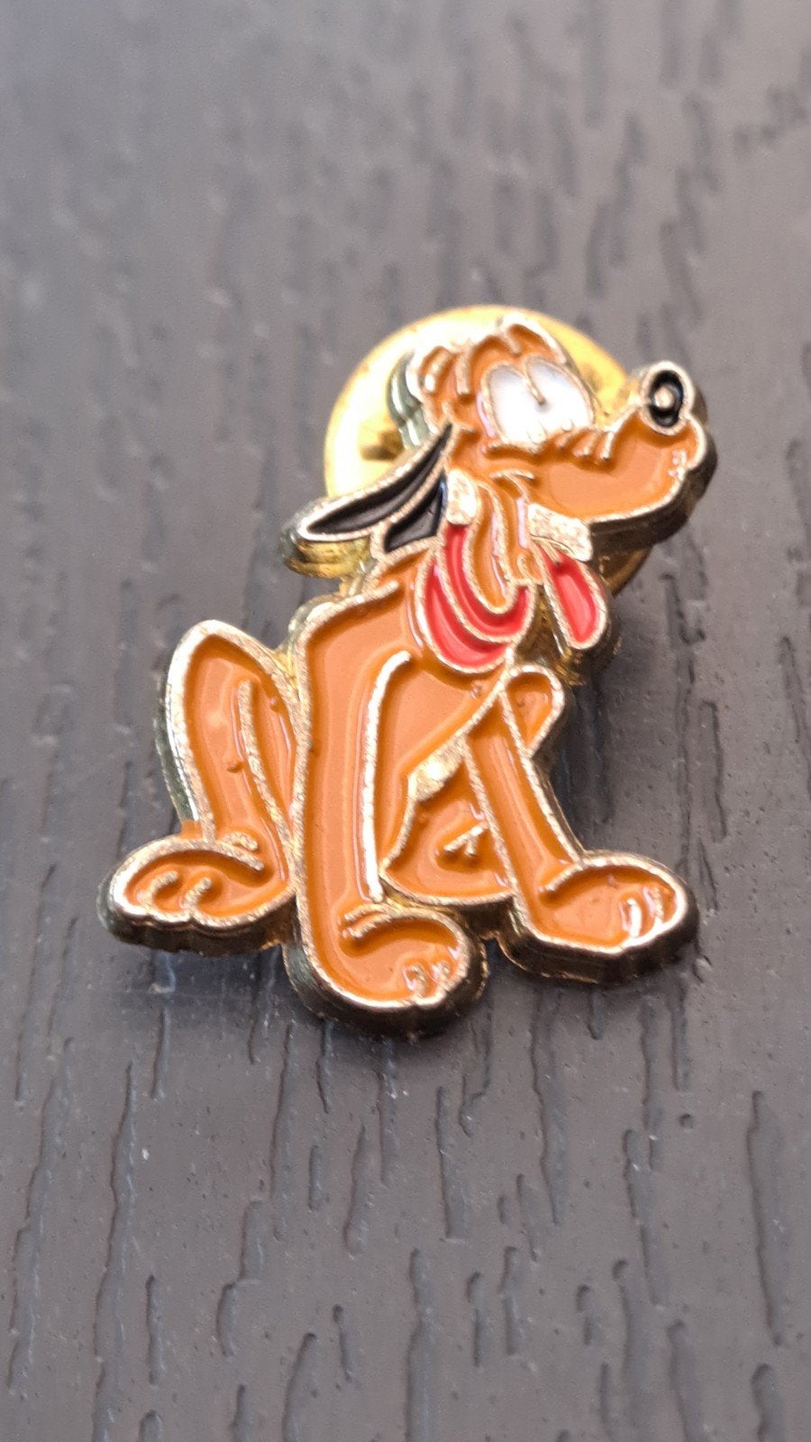 Vintage Disney Pluto pin - Esso - Verzamelobject, Verzamelen, Disney, Overige typen, Onbekend, Ophalen of Verzenden, Zo goed als nieuw