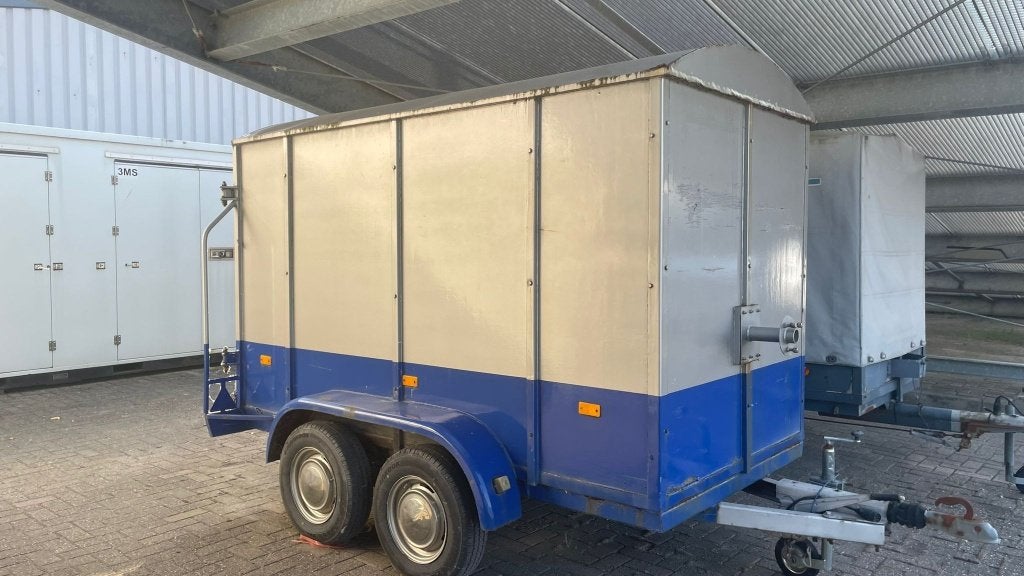 Gesloten tandemasser aanhanger, Ophalen, Gebruikt