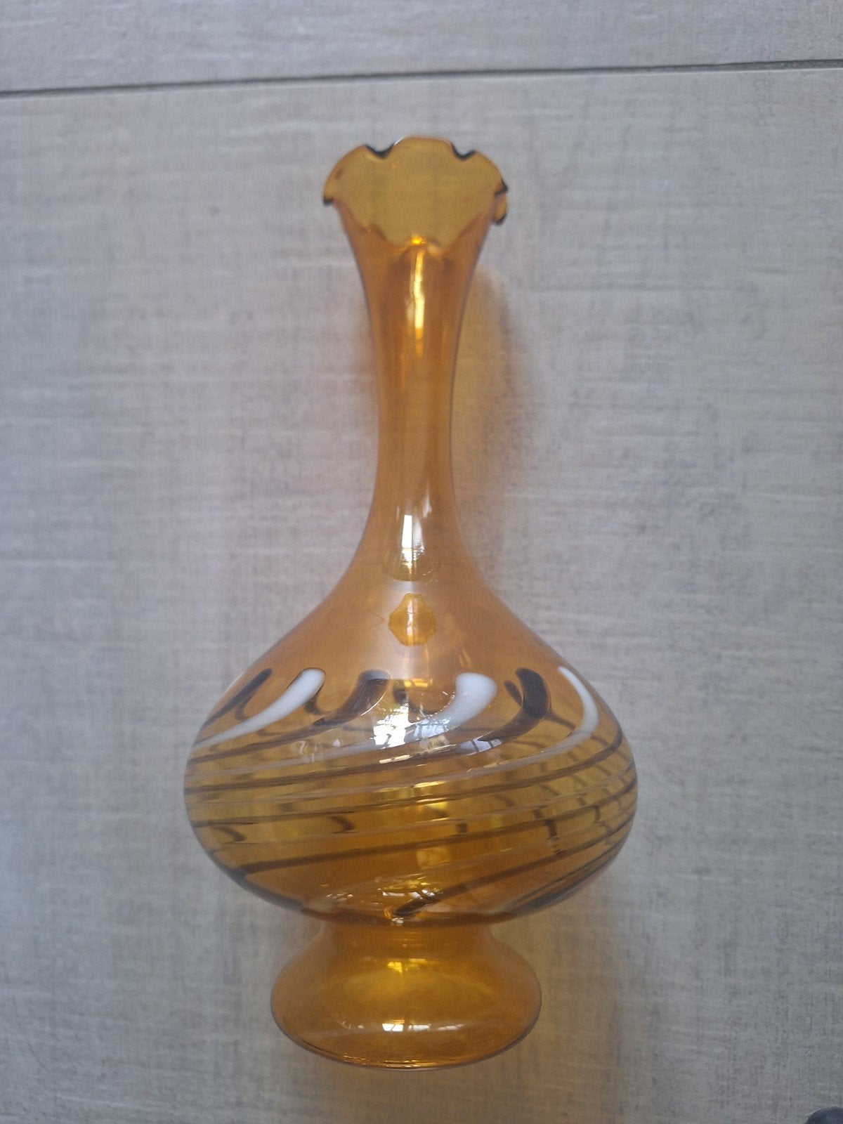 Amberglazen vaas met ruffled rand en swirl-decoratie, Ophalen