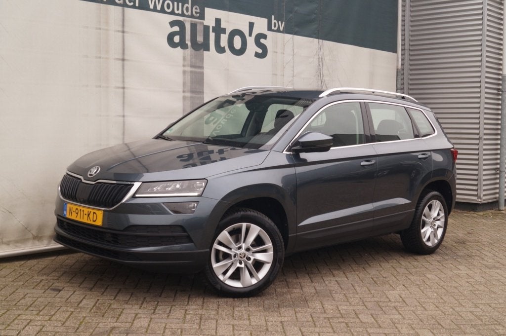 Skoda Karoq 1.0 TSI Business Edition Plus -LED-ECC-CAM-TREKH, Auto's, Voorwielaandrijving, Dealer onderhouden, Stof, Gebruikt