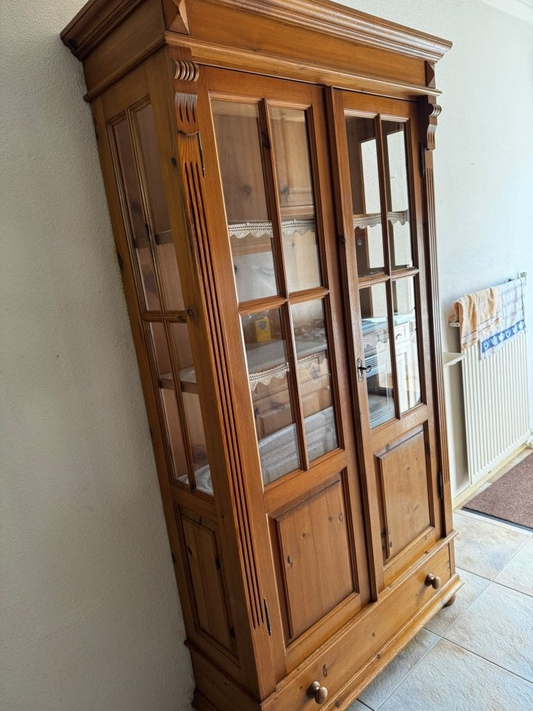Massief grenen vitrinekast met glazen deuren., Antiek en Kunst, Ophalen