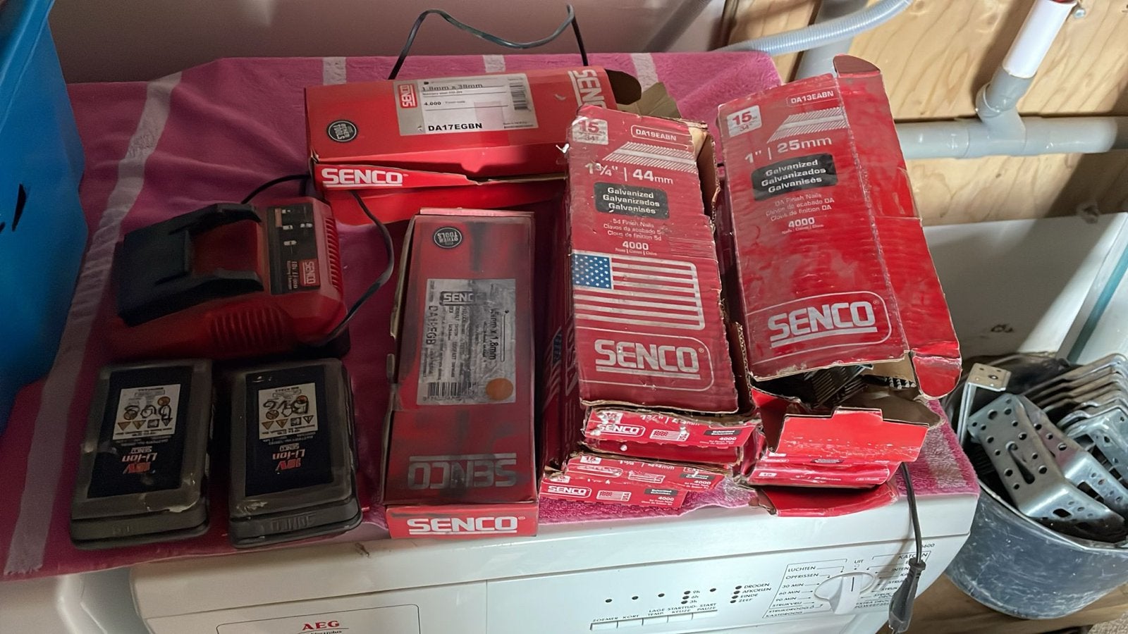 Senco accu's met lader en diverse nieten/spijkers, Ophalen, Gebruikt