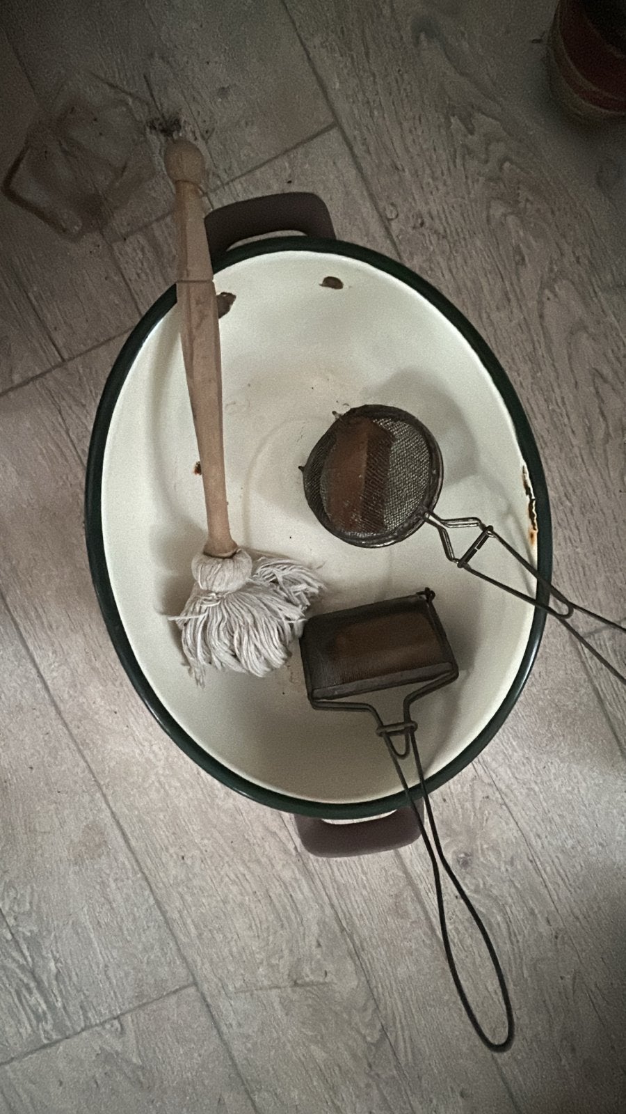 Vintage emaille teil met keukengerei, Ophalen of Verzenden