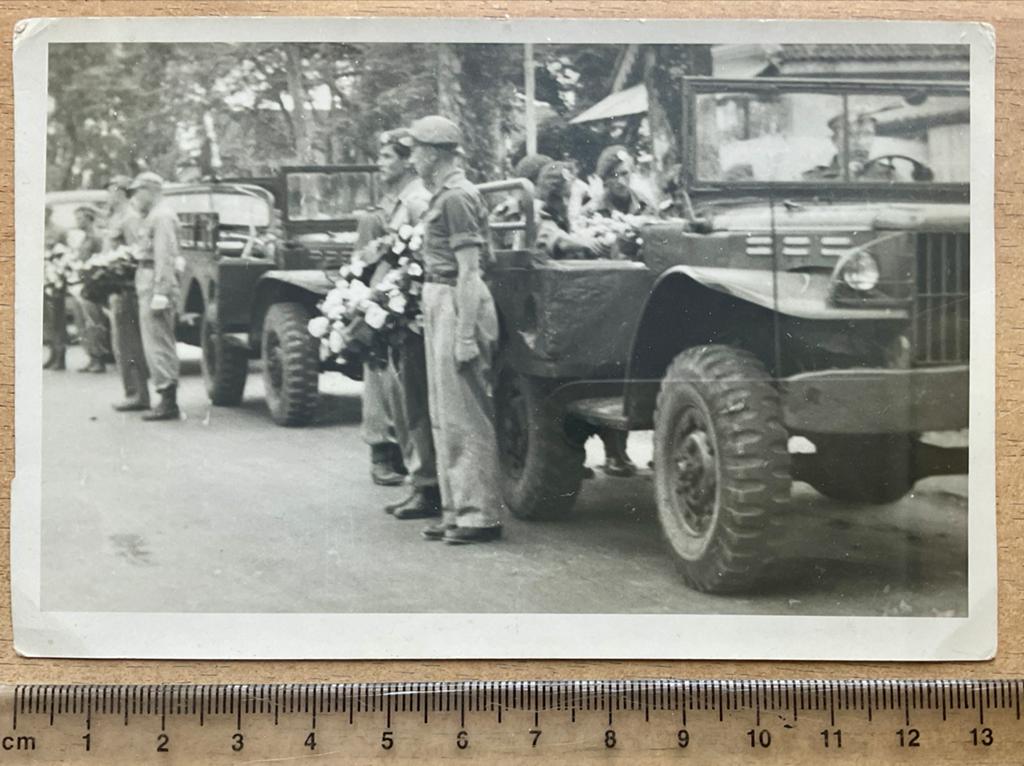 Twee foto's - Begrafenis van een collega - Indië Militair, Ophalen of Verzenden, Landmacht, Azië, Foto of Poster