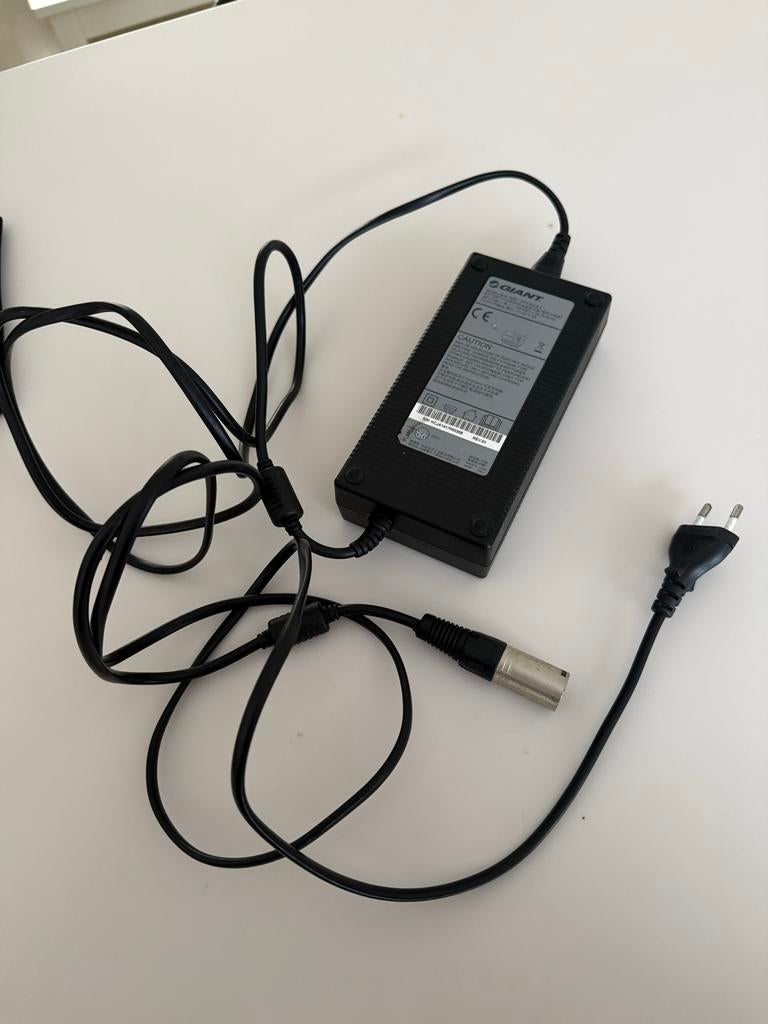 Giant E-bike Oplader 42V 2A 5pins, Fietsen en Brommers, Ophalen of Verzenden, Gebruikt