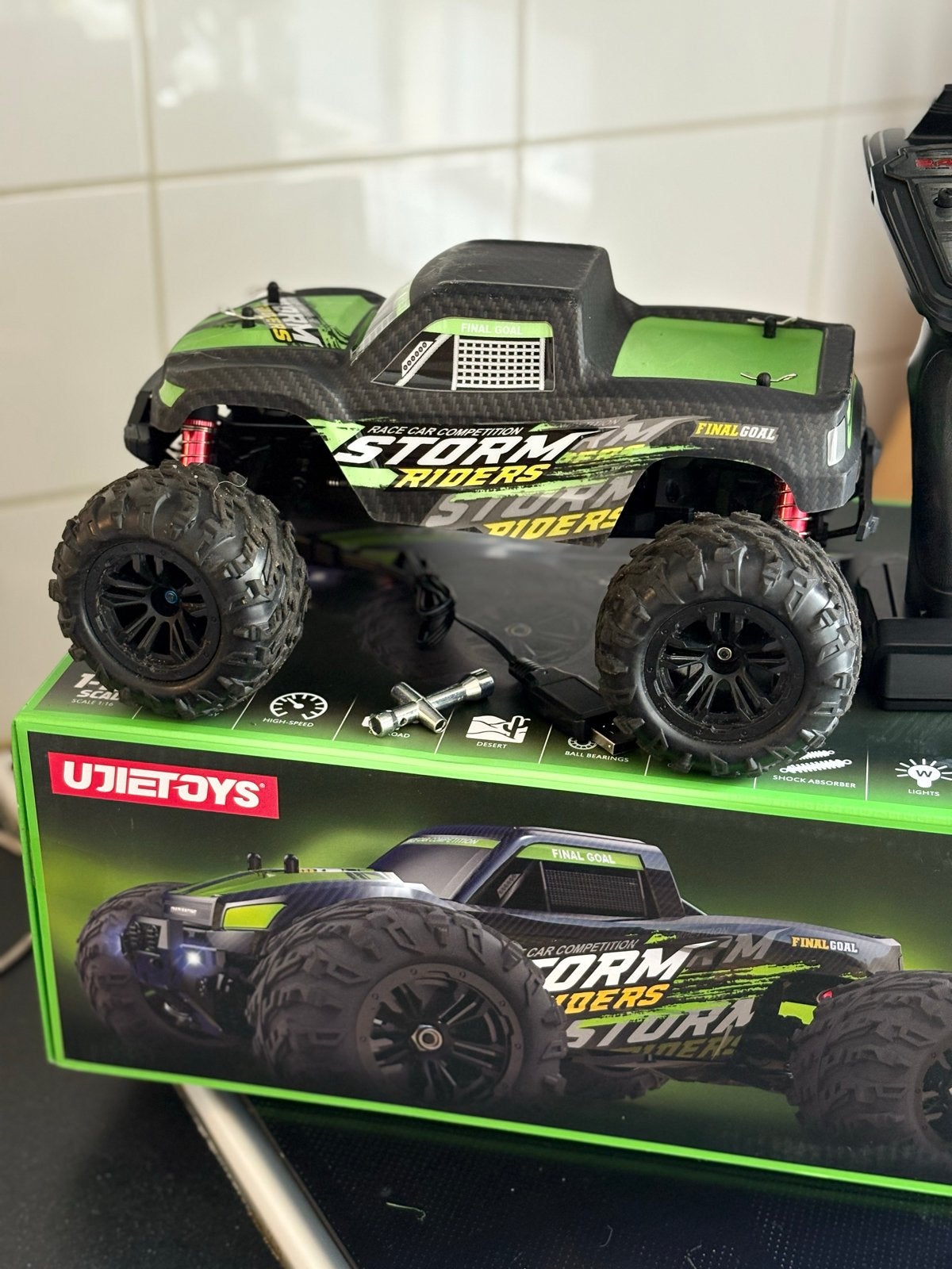 Bestuurbare auto - Storm Riders - Zo goed als nieuw, Auto offroad, Zo goed als nieuw, RTR (Ready to Run), Overige schalen