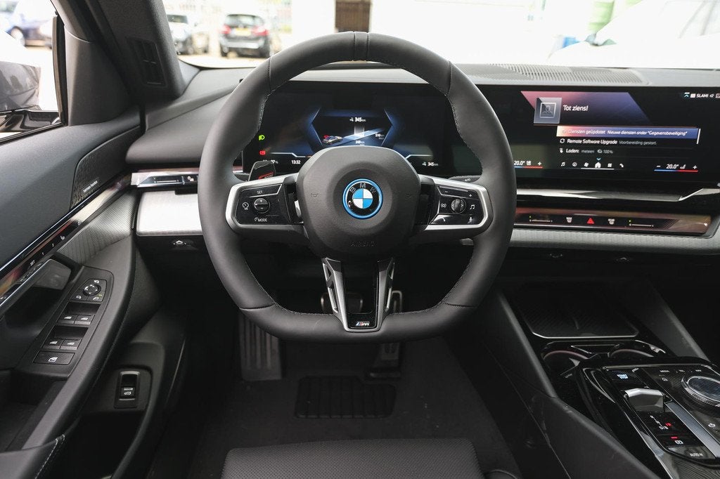 BMW i5 xDrive40 M Sport / Adaptief onderstel professional /, Auto's, BMW, 81 kWh, Zwart, 394 pk, 2610 min