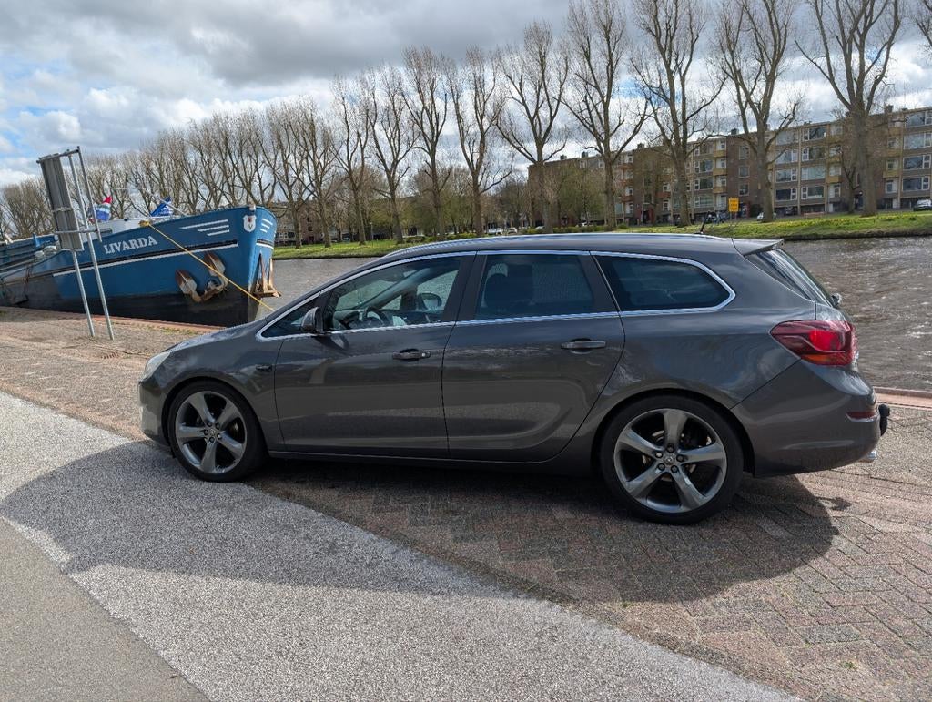 Opel Astra 1.4 Turbo 103KW Sports Tourer 2012 Grijs, Auto's, Voorwielaandrijving, Zwart, 4 cilinders, Parkeersensor