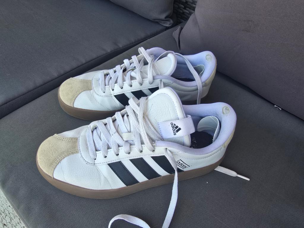 Adidas schoenen, Sport en Fitness, Badminton, Ophalen of Verzenden, Zo goed als nieuw, Schoenen