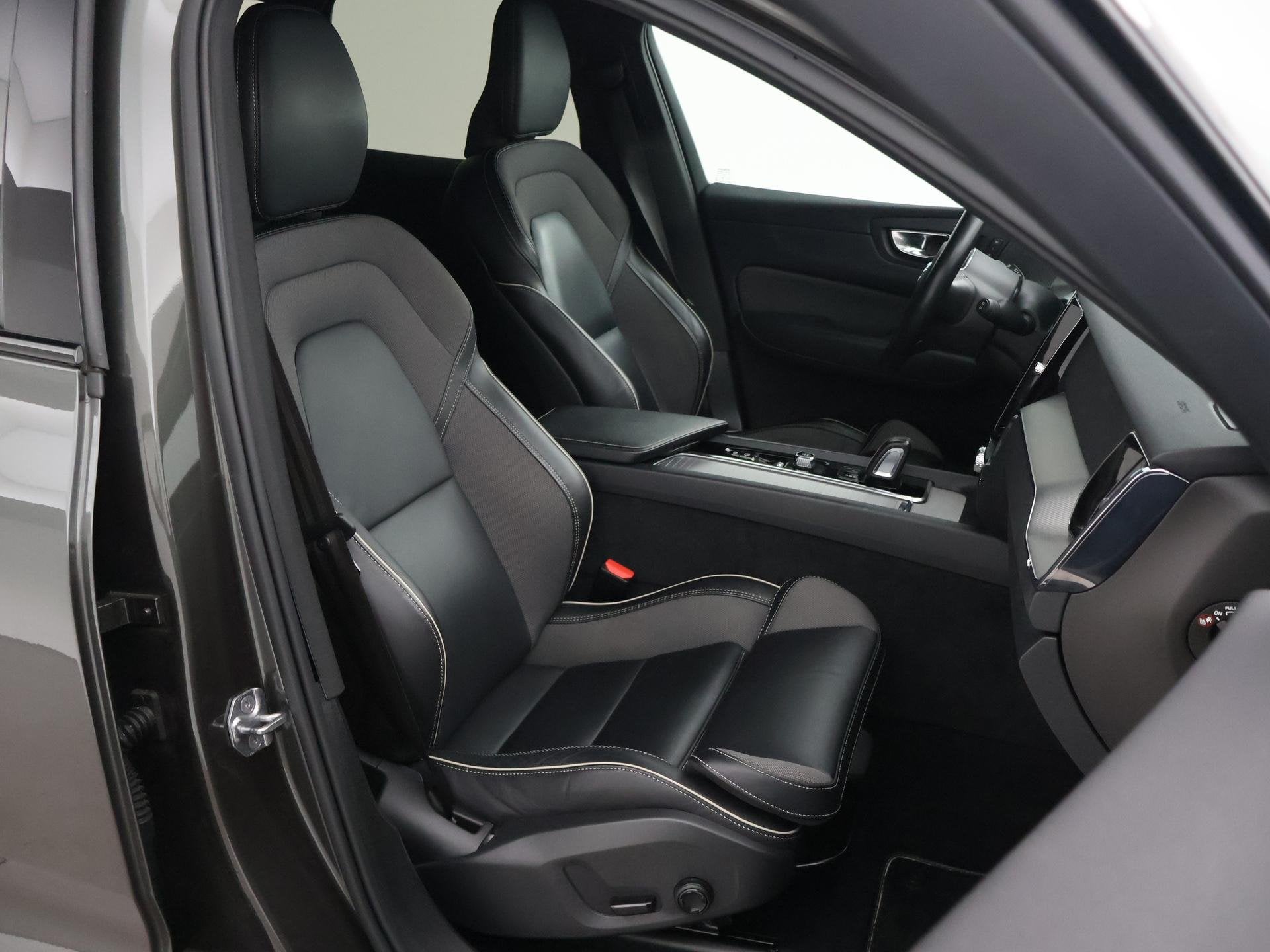 Volvo XC60 2.0 T6 RECHARGE 340 PK R-DESIGN + 21 INCH | TREKH, Gebruikt, 1969 cc, Leder en Stof, 340 pk