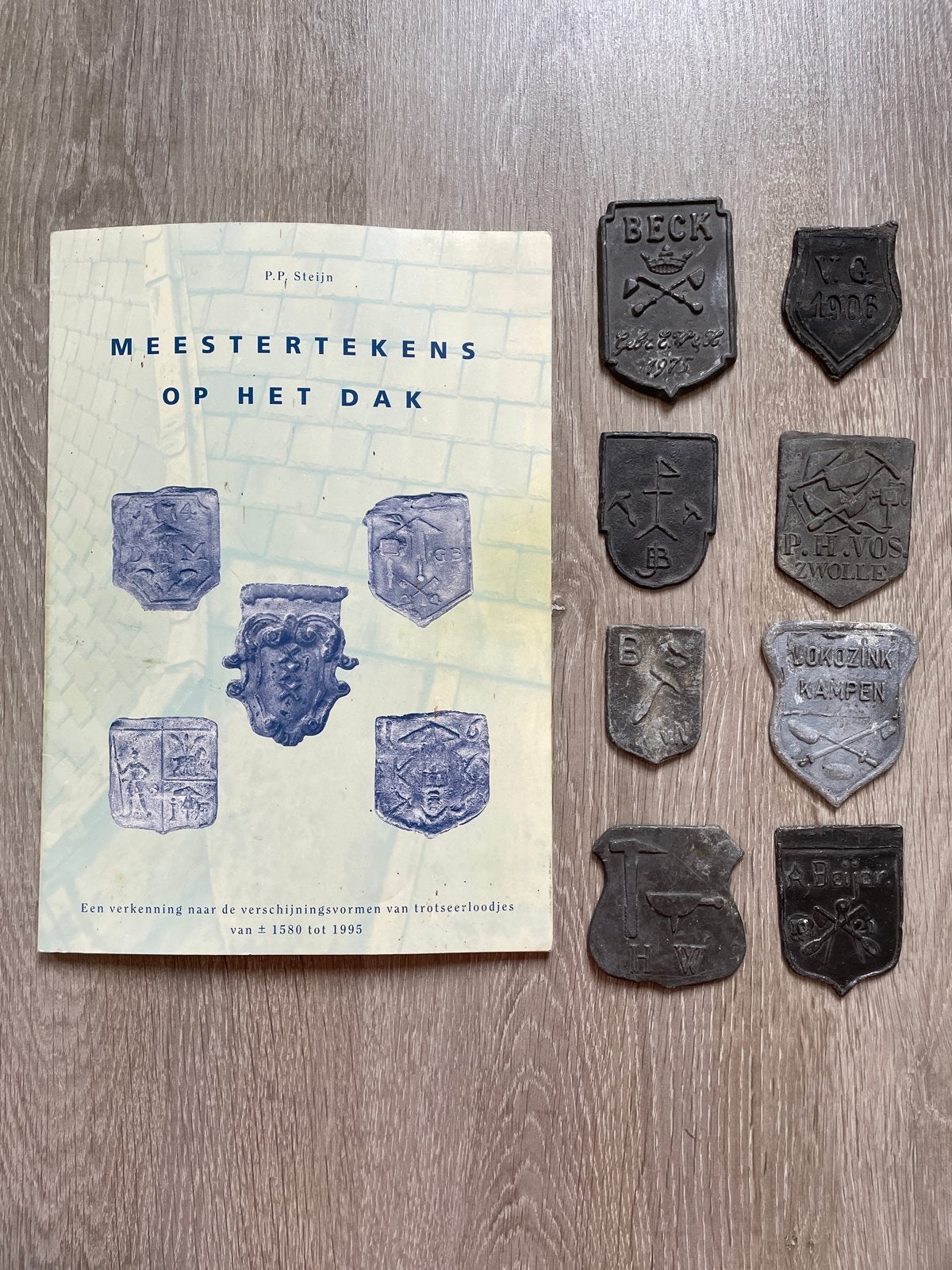 8 Loden Meestertekens + Boek "Meestertekens op het Dak", Ophalen, Gebruikt