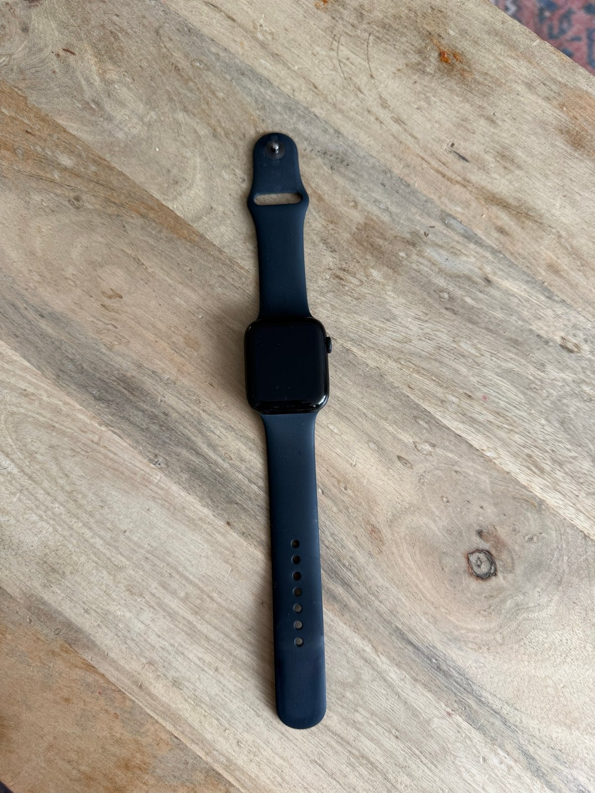 Apple Watch SE 44mm GPS - Batterijcapaciteit 84%, Sieraden, Tassen en Uiterlijk, Smartwatches, Gebruikt, iOS, Zwart, Hartslag