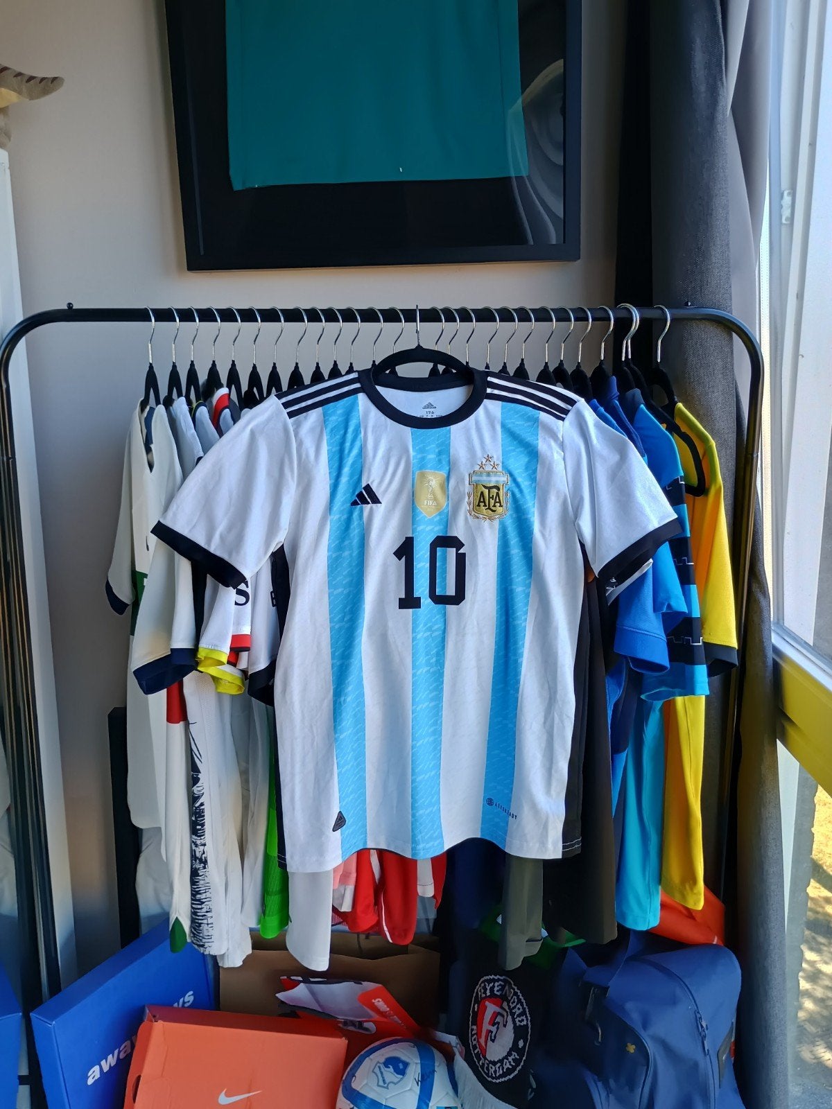 een mooi Argentinië voetbal pakje met Messi achterop, Maat XS of kleiner, Ophalen of Verzenden, Zo goed als nieuw, Shirt