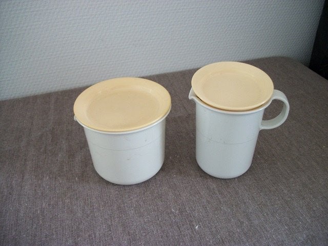 Tupperware Suiker en Melkkannetje. ( creme/lichtgeel ), Ophalen of Verzenden, Gebruikt, Beker of Kan