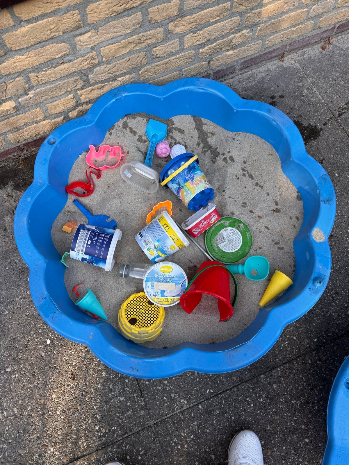 Kunststof zandbak met zand en extra zak zand, Ophalen, Gebruikt