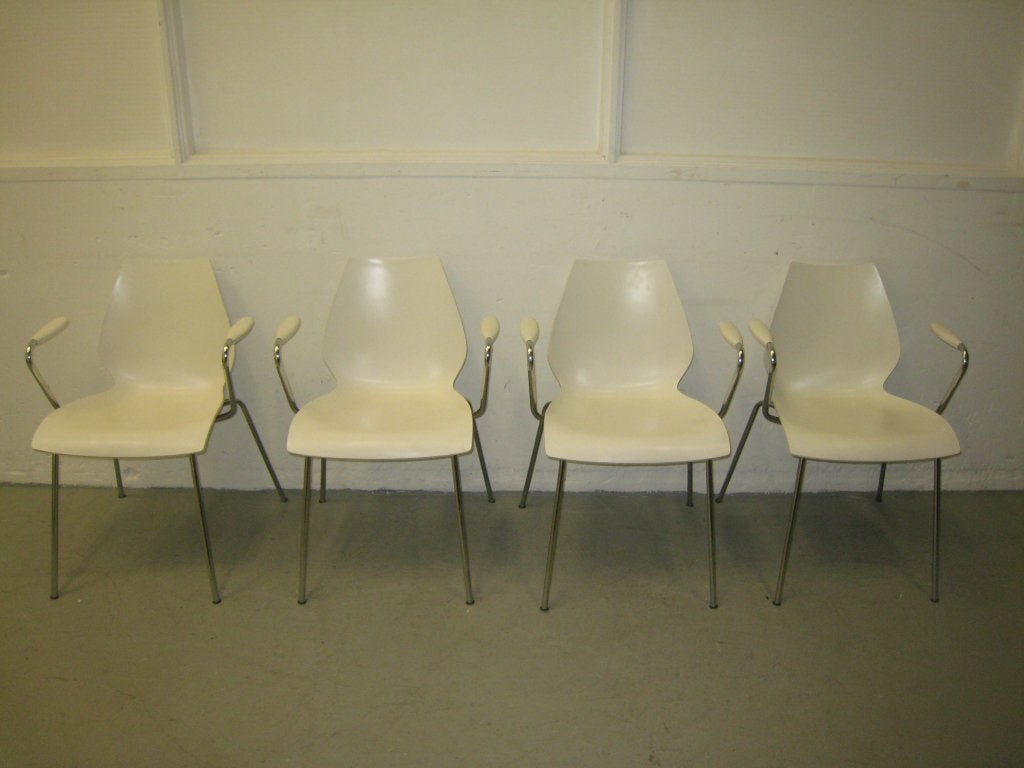 4 Kartell Maui armstoelen, ontwerp Vico Magistretti, Huis en Inrichting, Niet ingevuld, Gebruikt, Niet ingevuld, Niet ingevuld