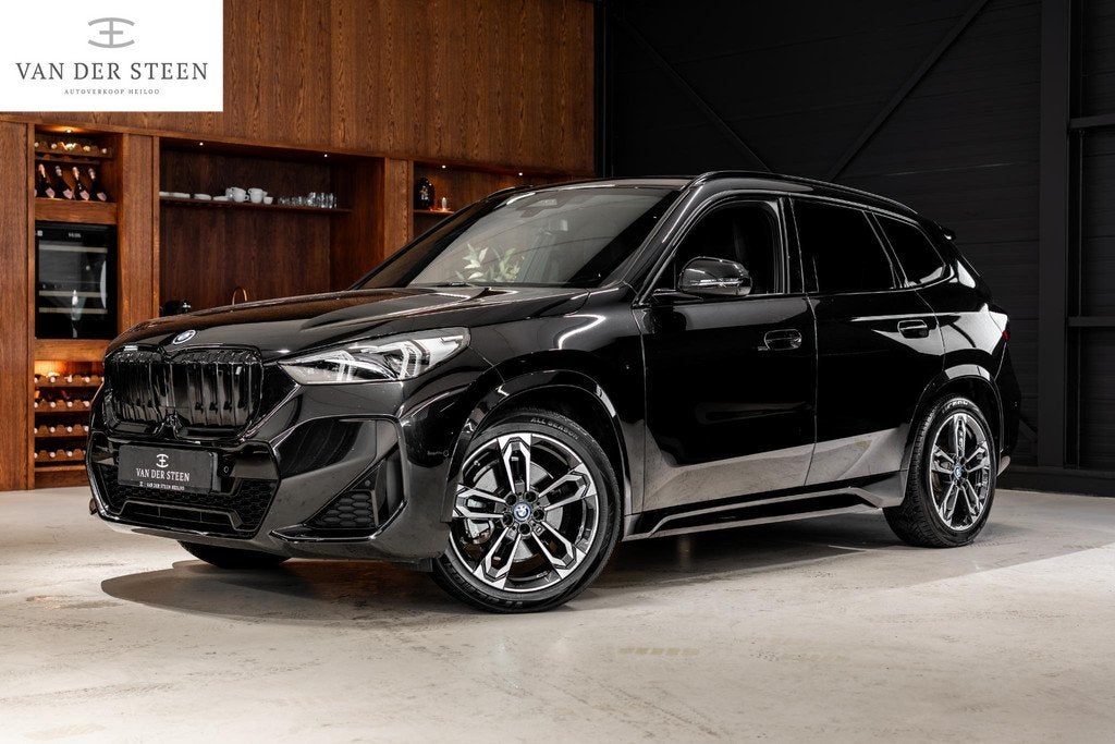 BMW iX1 xDrive30 Launch Edition 67 kWh M Sport | Pano | H&K, Auto's, BMW, Automaat, Gebruikt, Automatische klimaatregeling, 426 pk