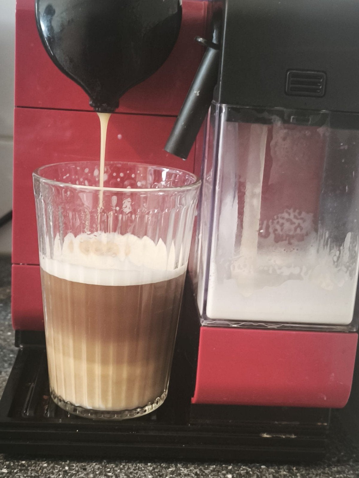 Nespresso De'Longhi Lattissima One - Rood, Koffiepads en cups, Espresso apparaat, Ophalen of Verzenden, Zo goed als nieuw