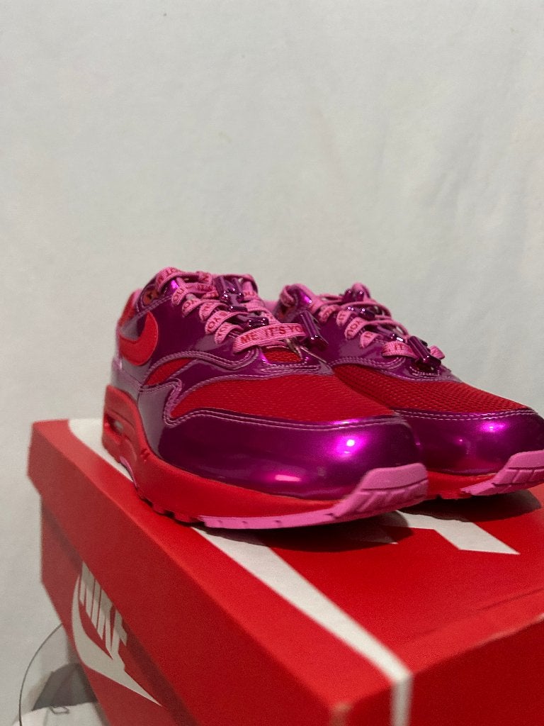 NIEUW IN DOOS! Maat 42 - Nike Air Max 1 Valentine's Day Pink, Overige kleuren, Verzenden, Nike, Nieuw