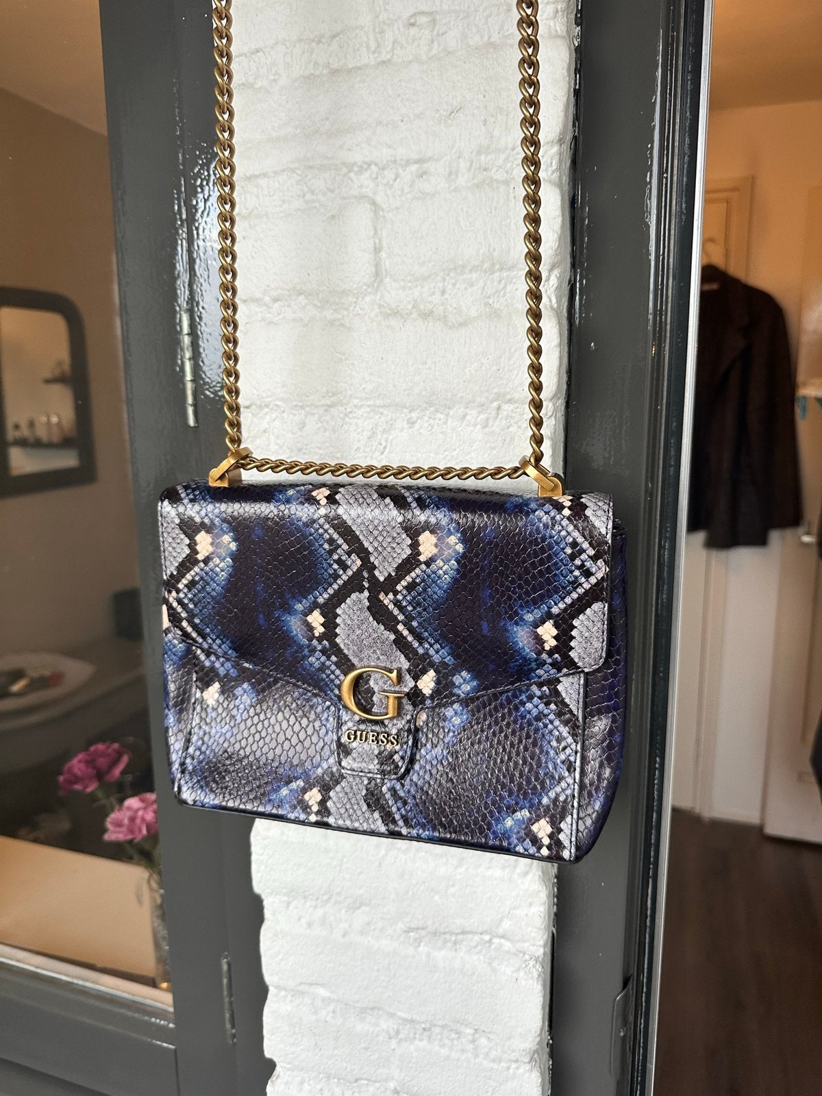 Guess Schoudertasje met Slangenprint - Nieuwstaat, Sieraden, Tassen en Uiterlijk, Tassen | Damestassen, Ophalen of Verzenden, Nieuw