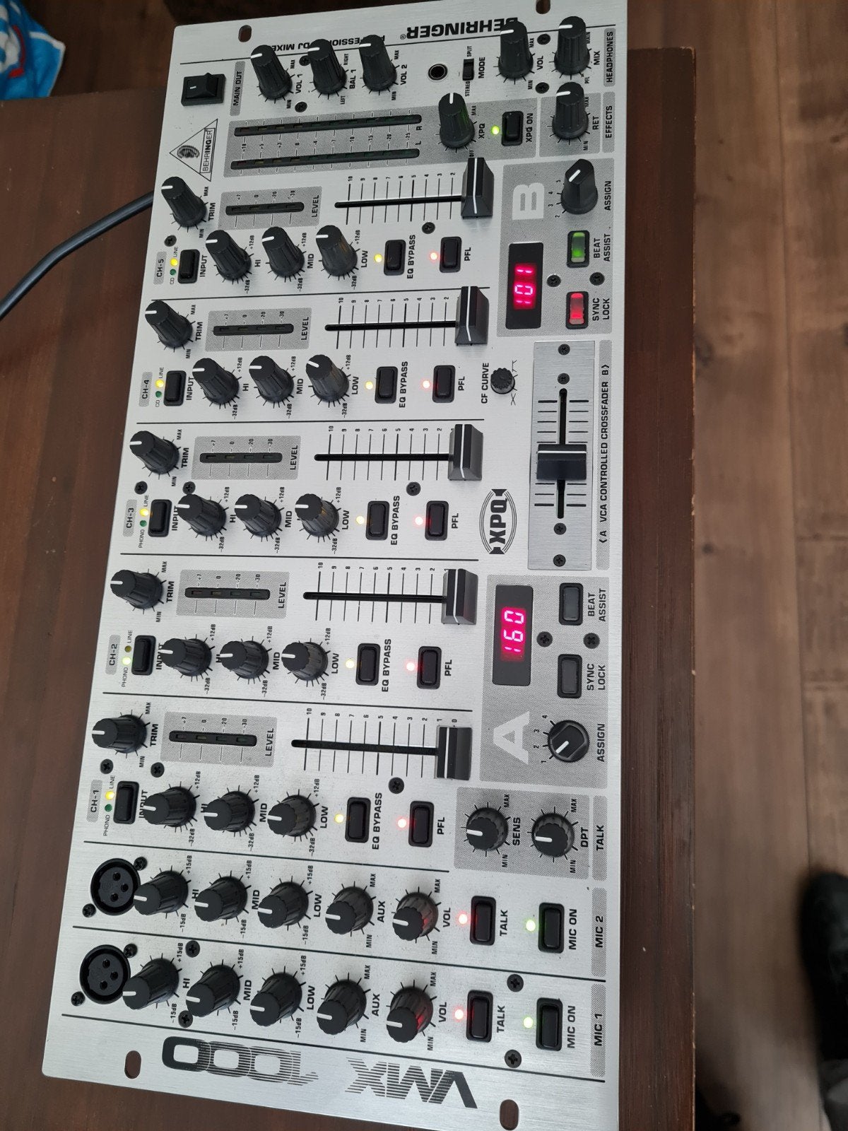 Behringer VMX1000 Professional DJ Mixer - Zo goed als nieuw, Ophalen of Verzenden