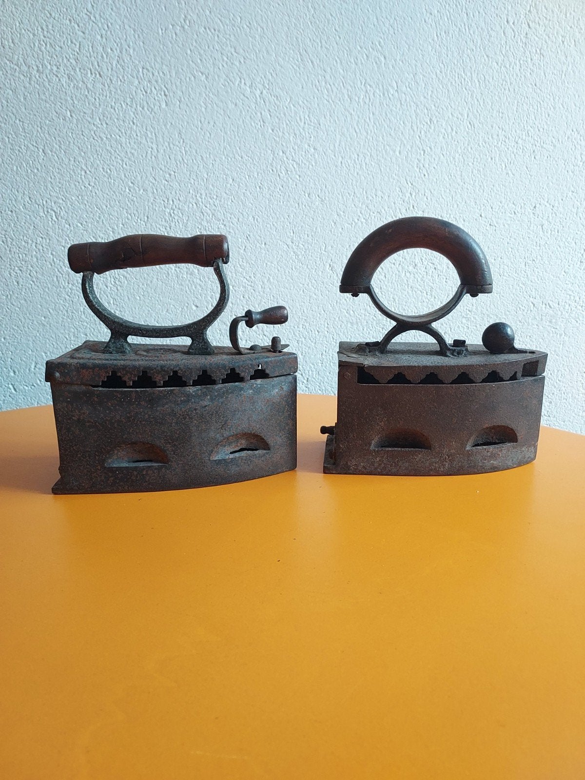 2 gietijzeren strijkijzers, Ophalen