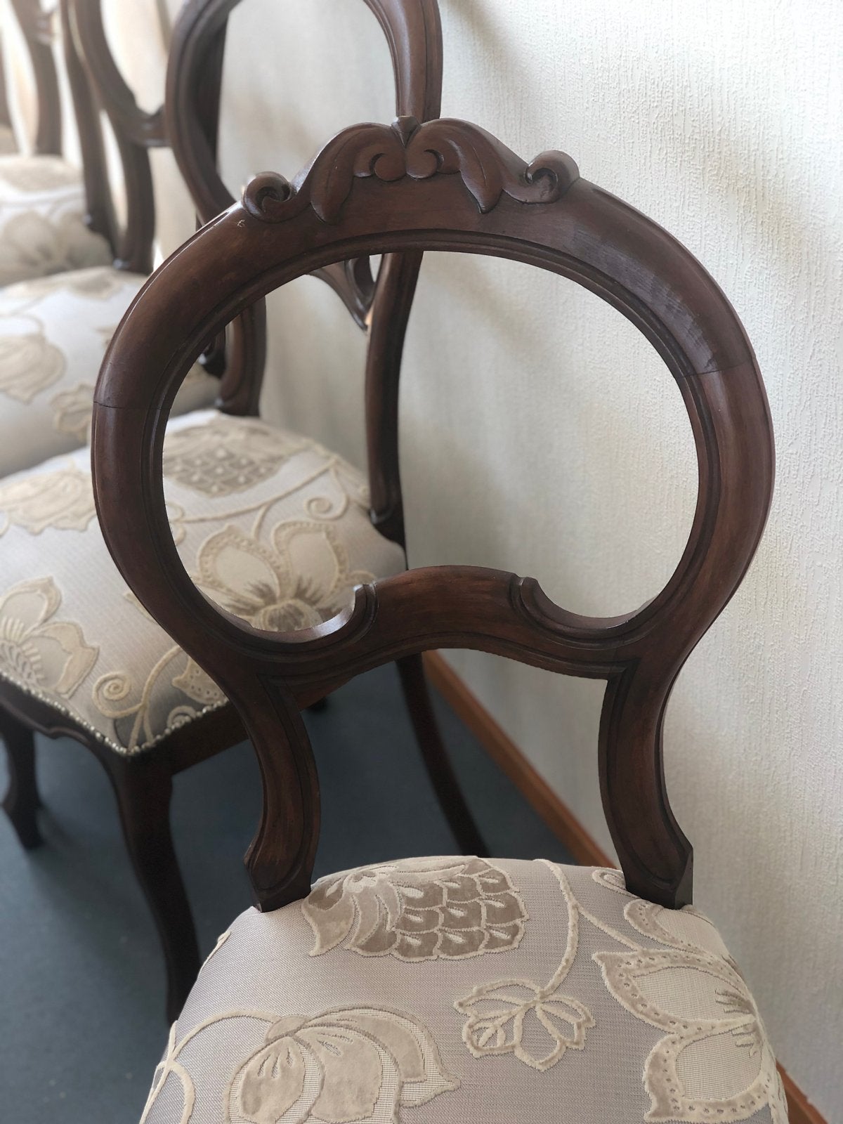 Foto 6 van Mooie uitschuifbare eettafel met 6 originele stoelen