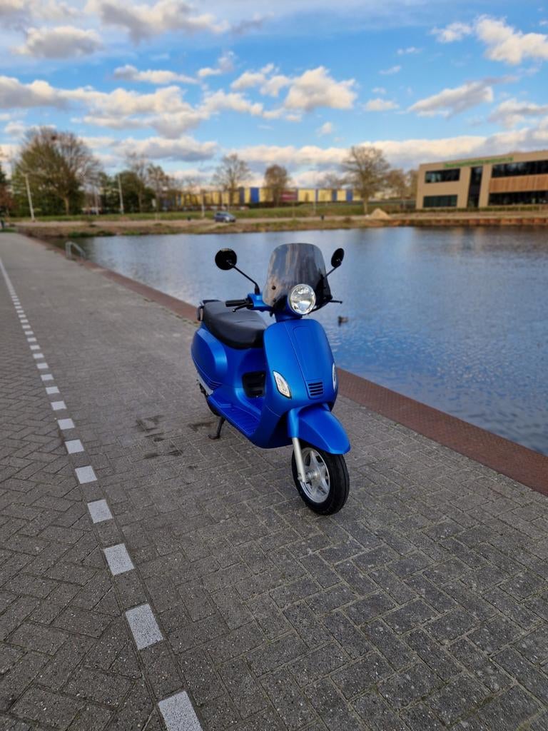 Blauwe elektrische scooter - Zo goed als nieuw, Overige merken, Elektrisch, Ophalen of Verzenden, Zo goed als nieuw