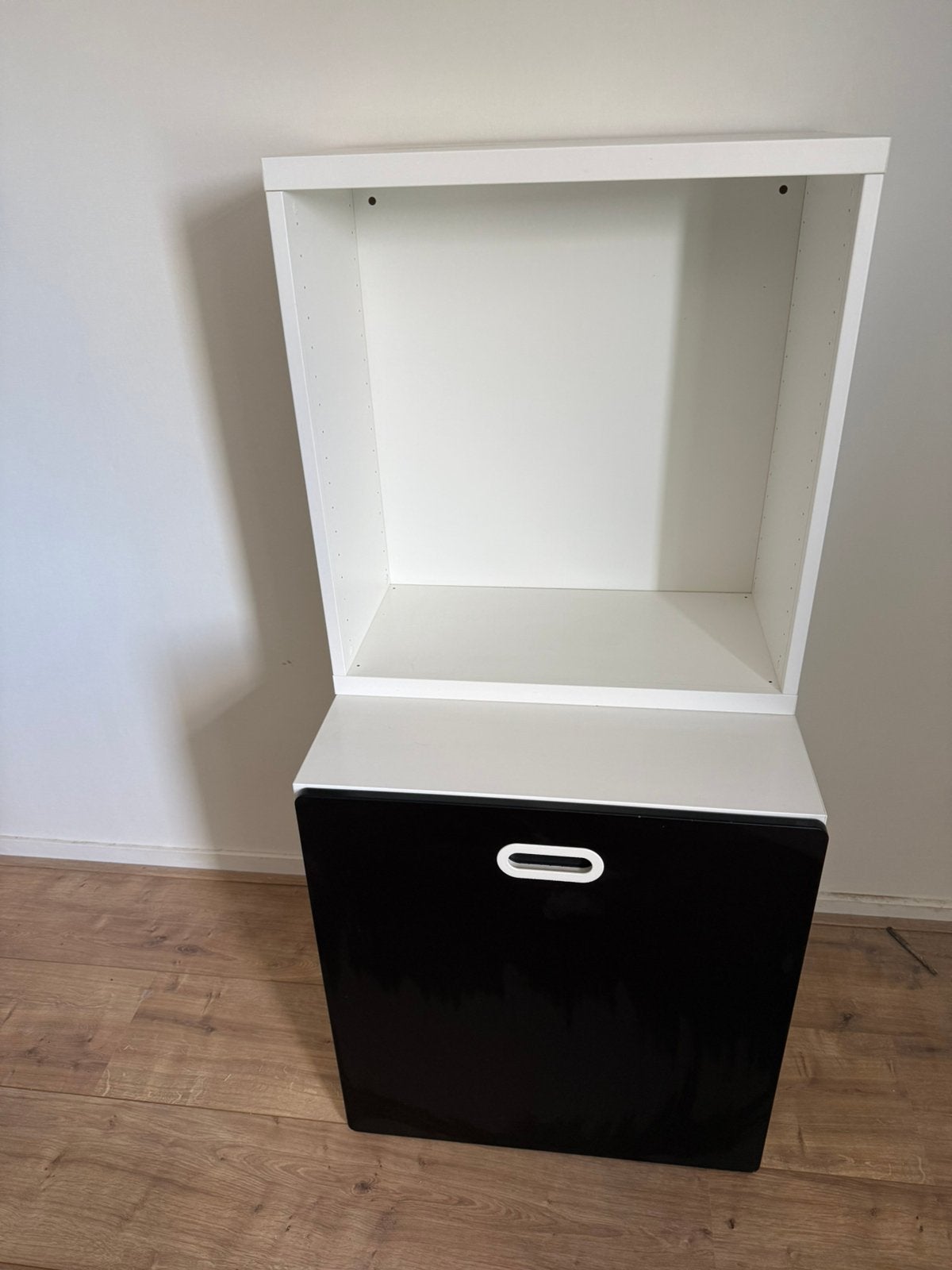 Super mooie kast! Veel opberg ruimte. Serie smastad . 25,-, Ophalen, Minder dan 75 cm, 50 tot 70 cm, 105 cm of meer