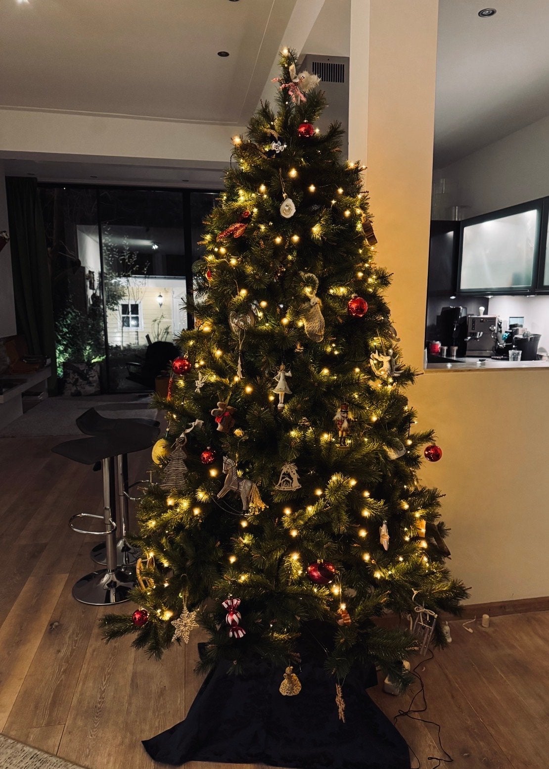 Mooie “ bijna echte” Kunststof Kerstboom, Ophalen, Gebruikt