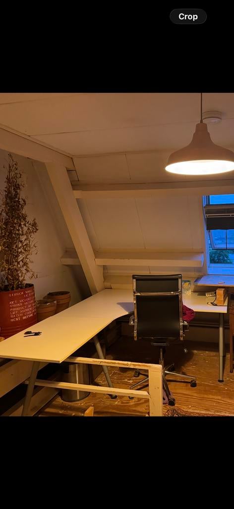Groot hoekbureau met verstelbare poten