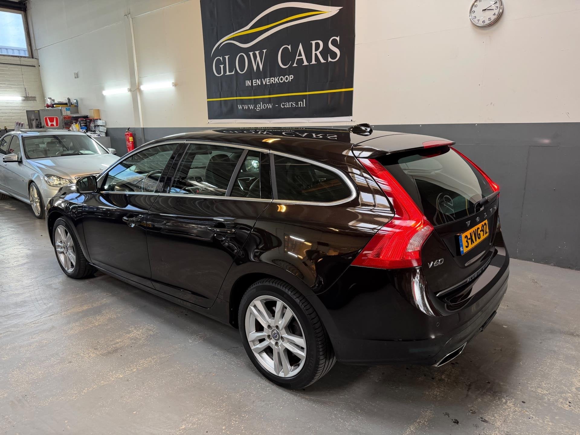 Volvo V60 2.4 D6 AWD Plug-In Hybrid Summum |AUTOMAAT|PDC|AIR, Auto's, Automaat, Zwart, Vierwielaandrijving, 11 kWh