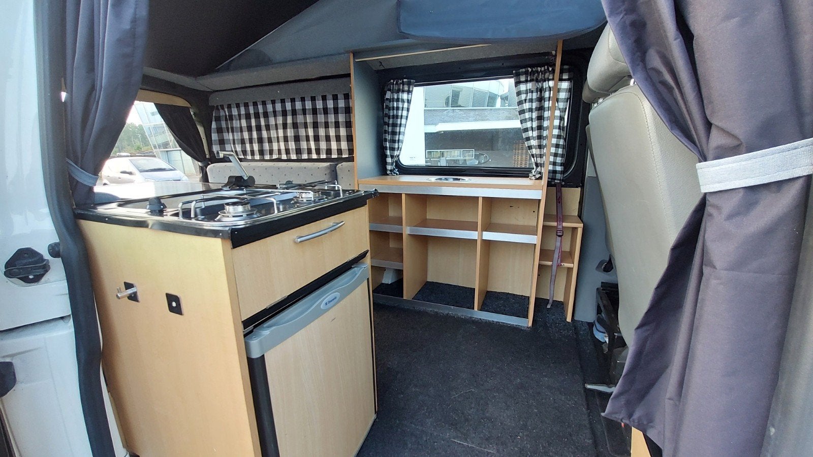 Foto 11 van VW T5 REIMO # 6 ZIT+4 SLAAPPLAATSEN # SLAAPHEFDAK #LENGTEZIT