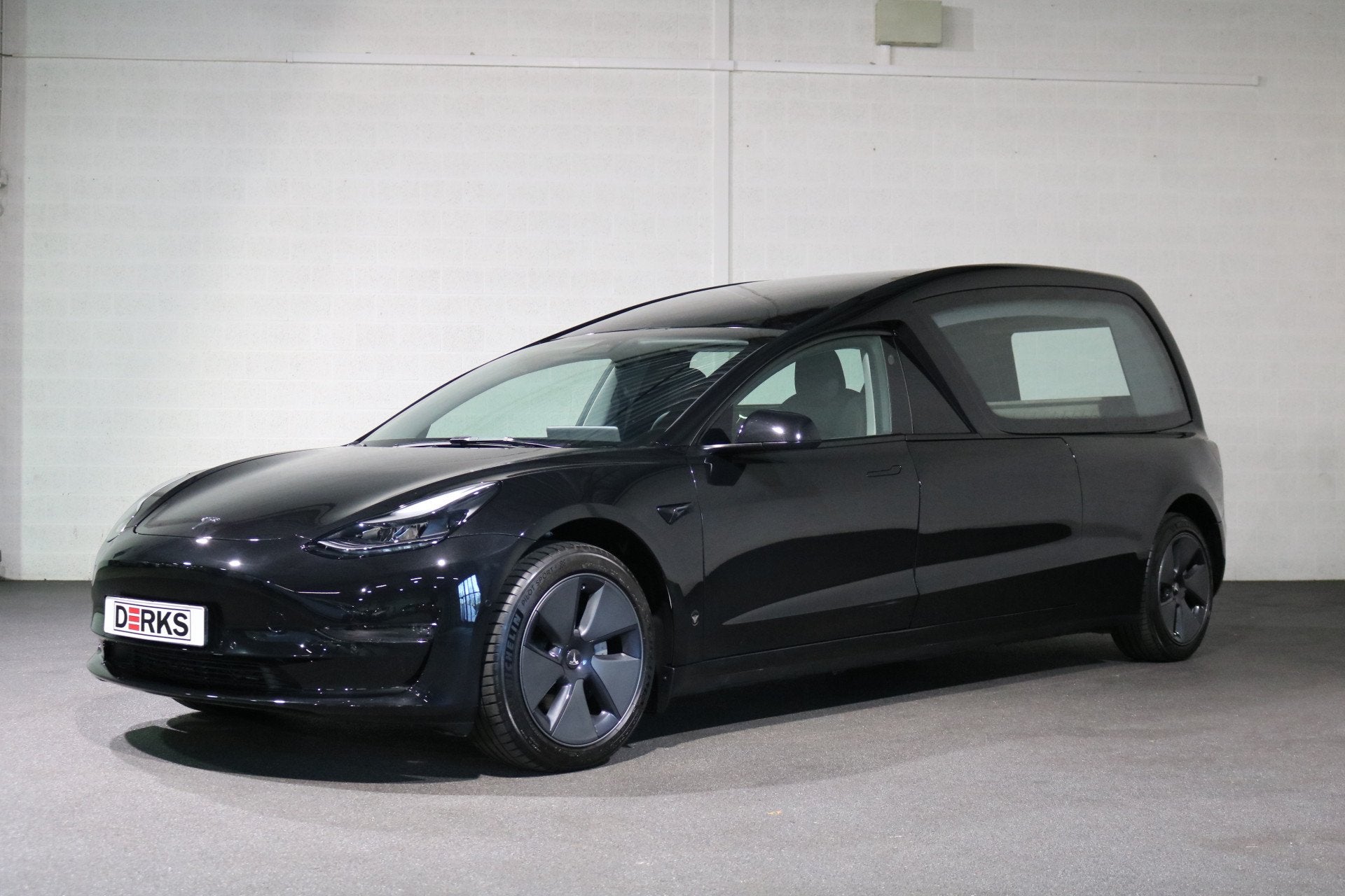 Tesla Hearse 3 Long Range AWD Dual Motor Begrafeniswagen (Ni, Automaat, 2220 kg, Zwart, Zwart