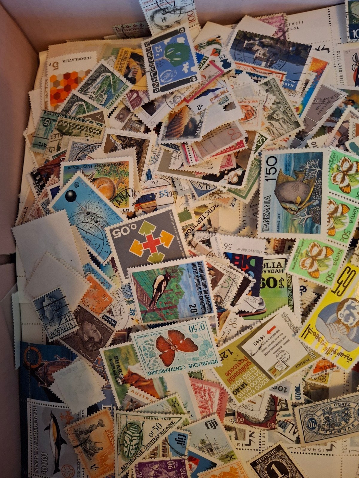 Doos postzegels wereld 2,3 kg, Postzegels en Munten, Ophalen of Verzenden, Nederland en Buitenland