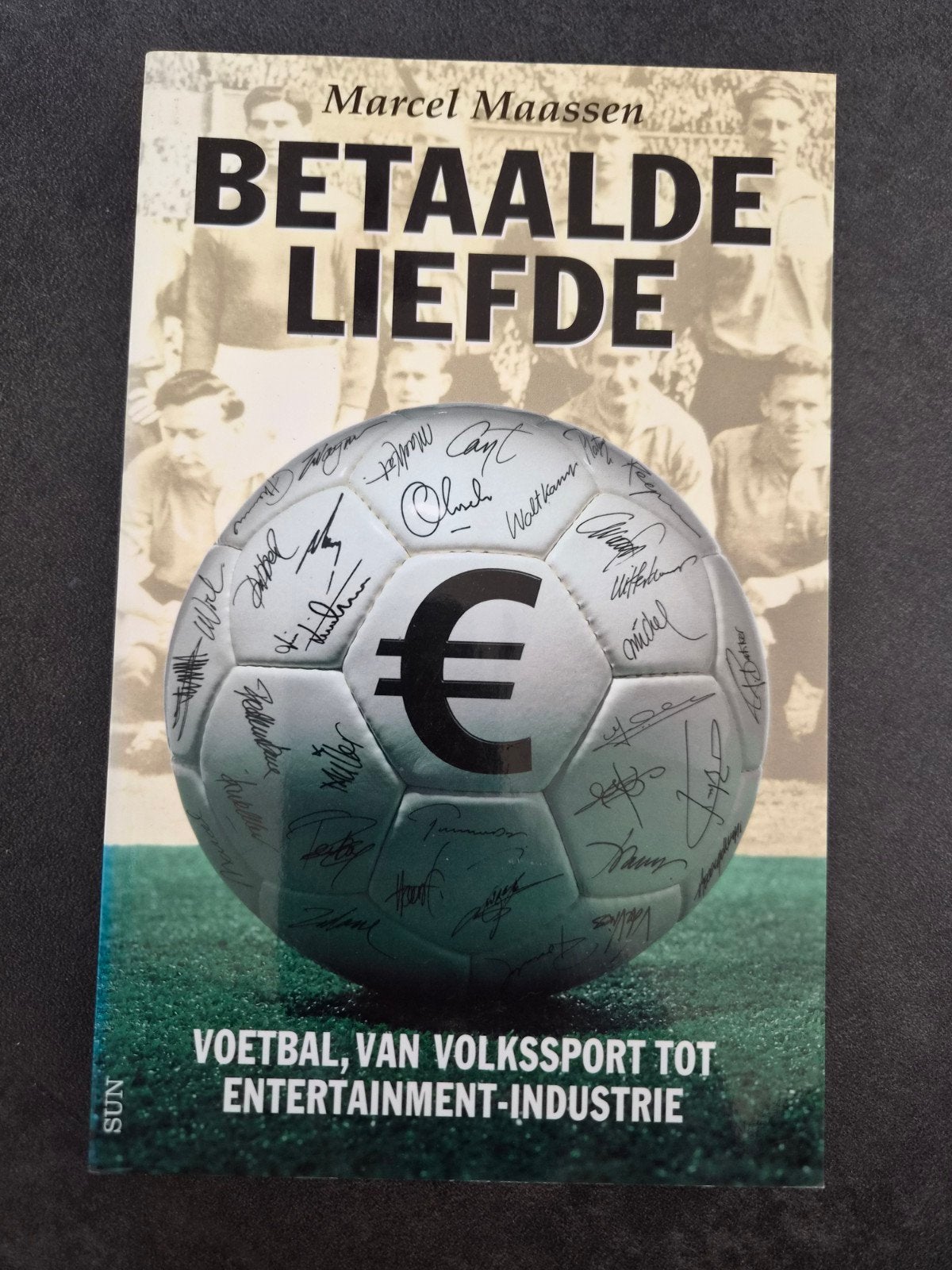 Betaalde Liefde: Voetbal van volkssport tot entertainment, Ophalen of Verzenden, Zo goed als nieuw, Marcel Maassen, Balsport