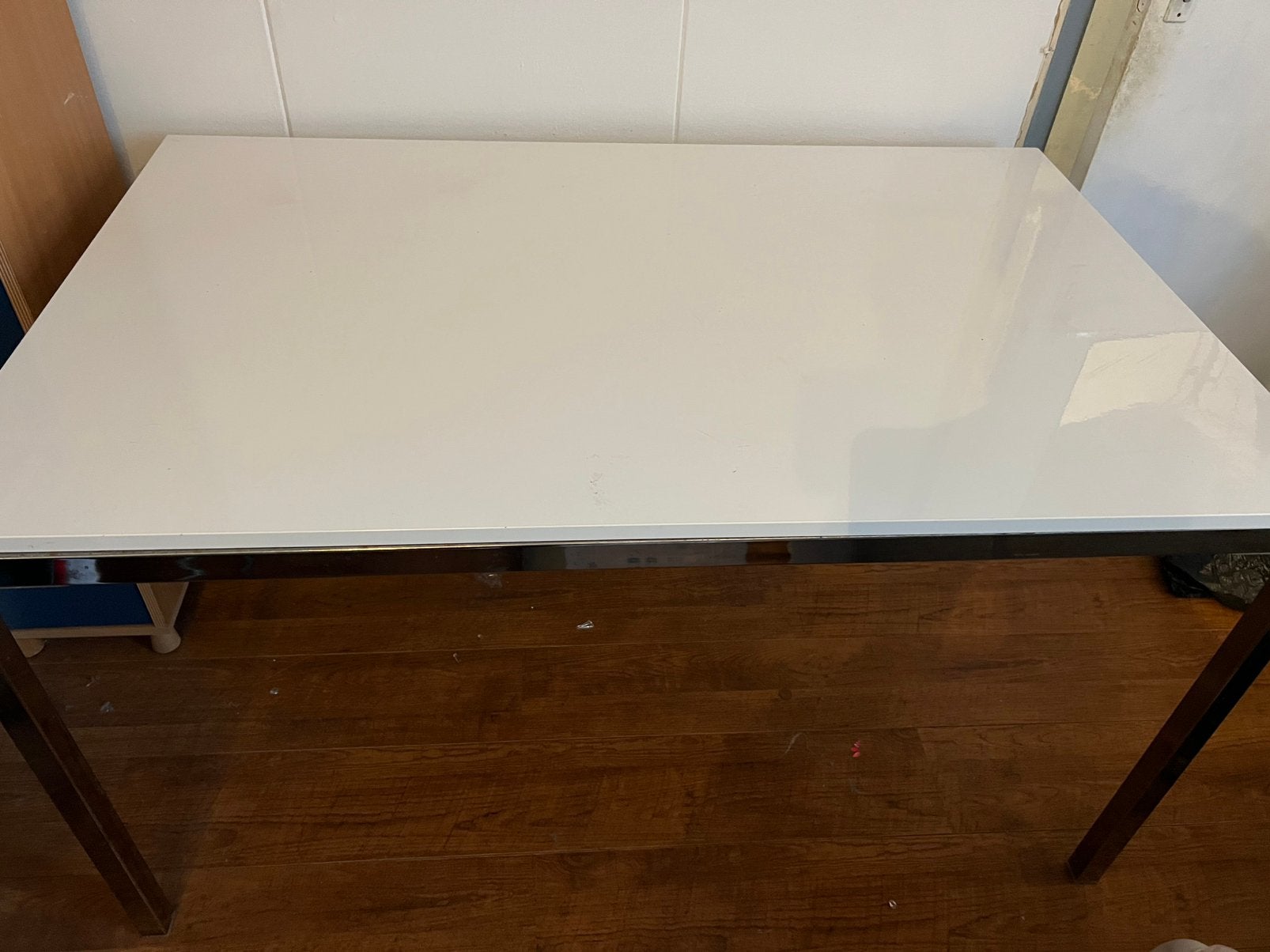 Witte tafel / bureau, Ophalen, Wit met zwarte poten, lichte glans, Kunststof, 50 tot 100 cm