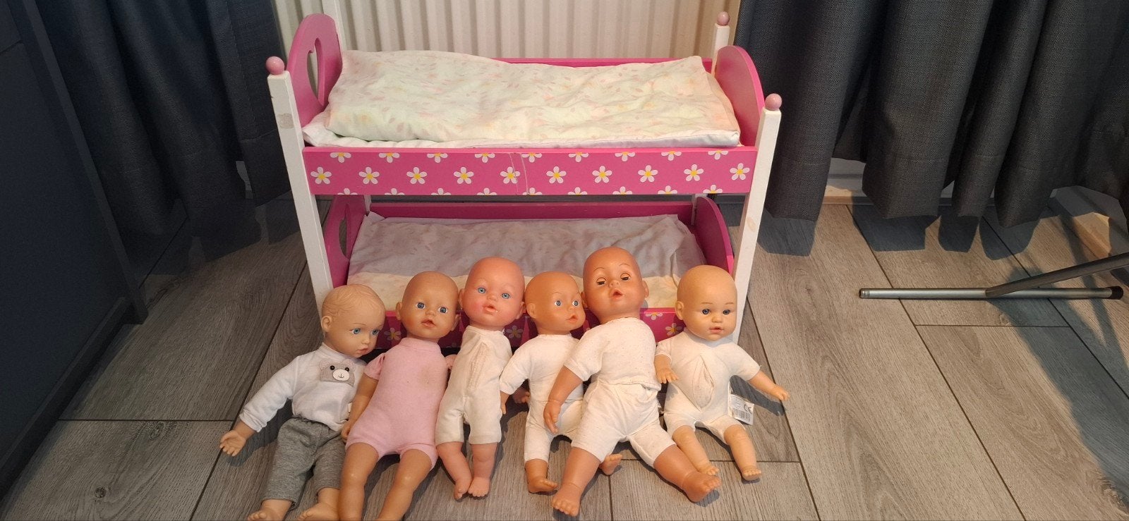 Poppen stapelbed met dekbed en 6 baby poppen, Kinderen en Baby's, Ophalen