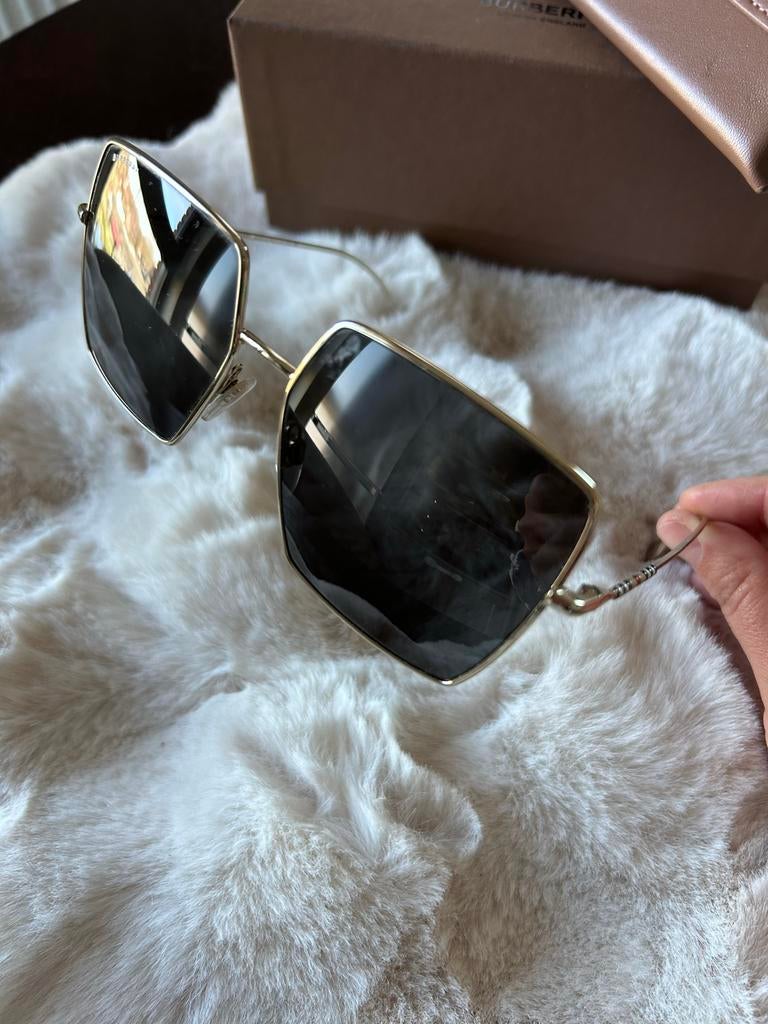 Burberry zonnebril - Nieuw en ongebruikt met garantie, Ophalen of Verzenden, Nieuw, Zonnebril, Overige merken
