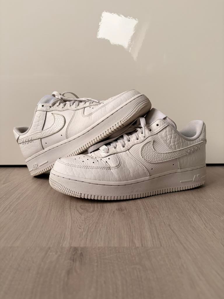 Nike Air Force 1 Low 40th Anniversary ’07 LX - maat 40.5, Kleding | Heren, Schoenen, Zo goed als nieuw, Sneakers of Gympen, Wit