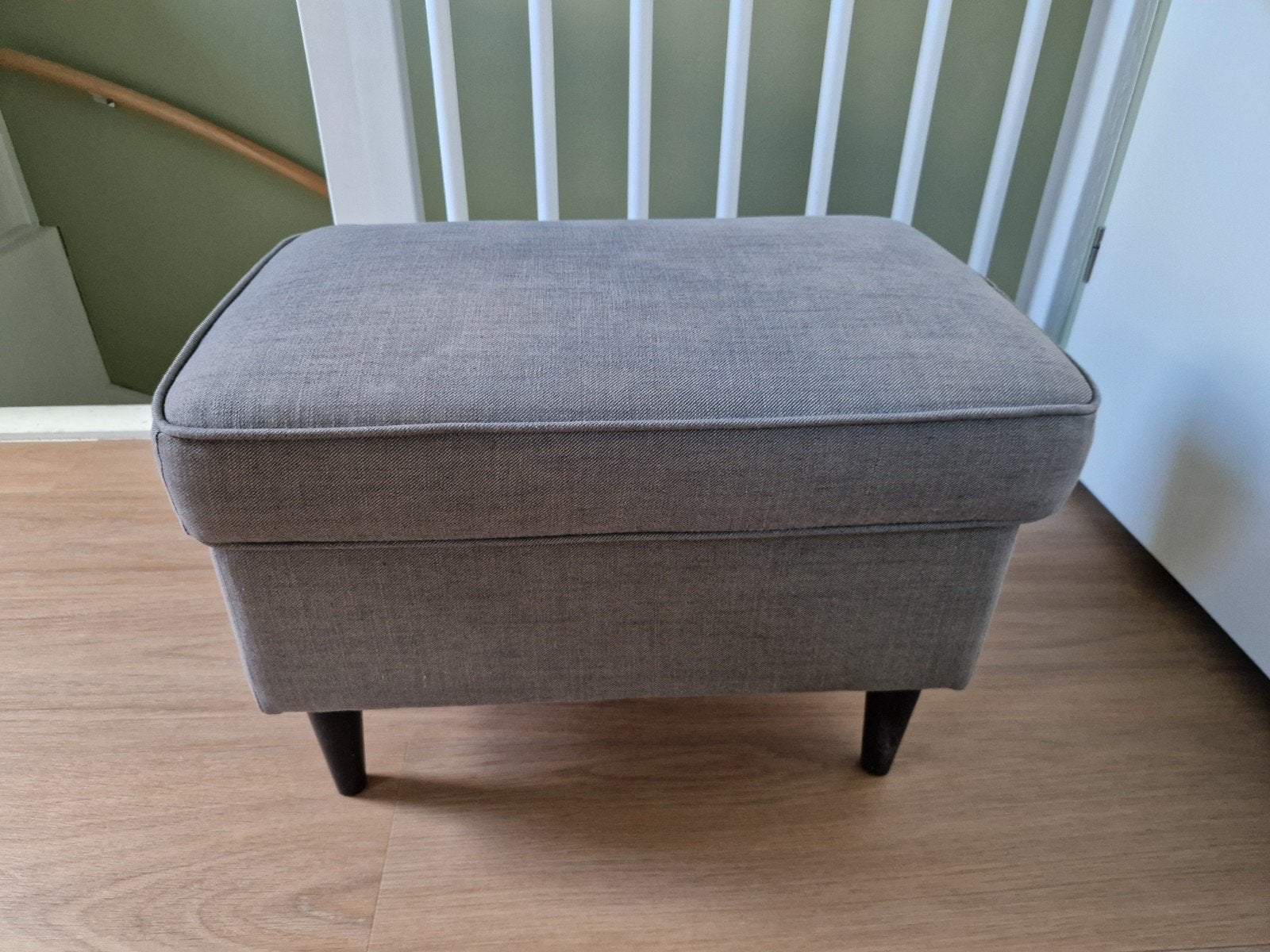 Ikea Strandmon voetenbankje - Donkergrijs, Ophalen, 50 tot 75 cm, Zo goed als nieuw, Stof