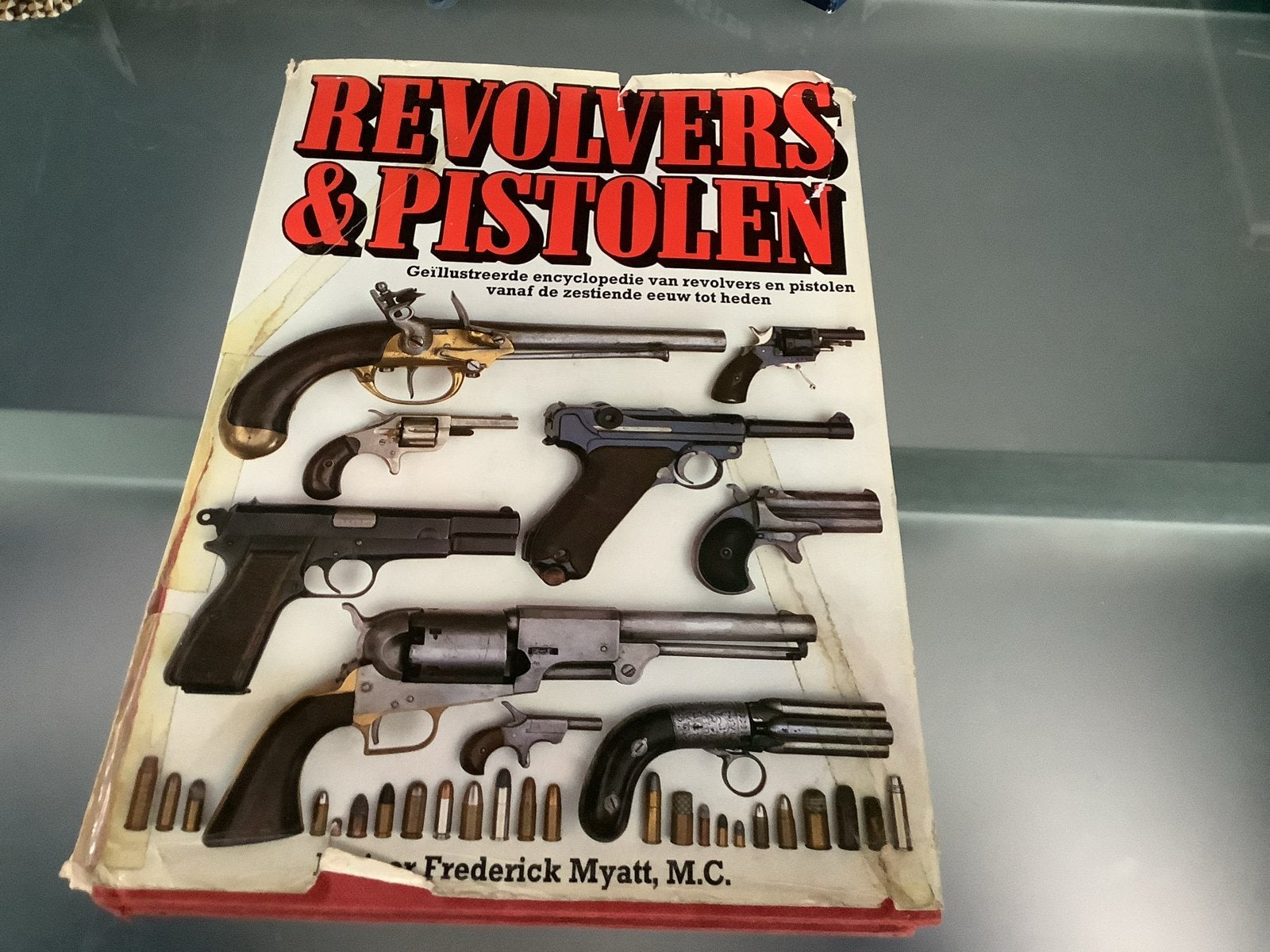 Encyclopedie Revolvers en Pistolen - Geïllustreerd, Ophalen of Verzenden, Gelezen, Overige onderwerpen, Los deel