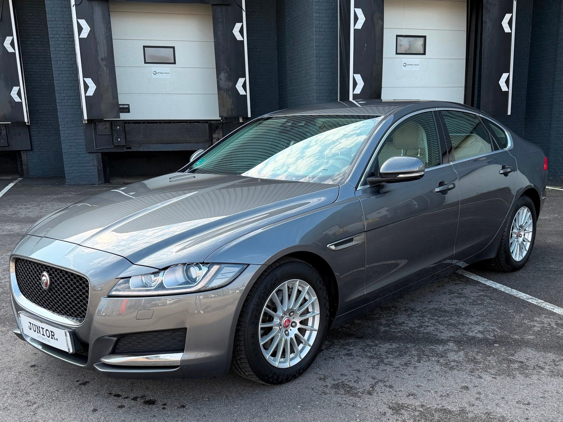 Jaguar XF 2.0d Portfolio DEALERONDERHOUDEN/MERIDIAN/LEDER/CA, Auto's, Automaat, Dealer onderhouden, Achterwielaandrijving, Gebruikt