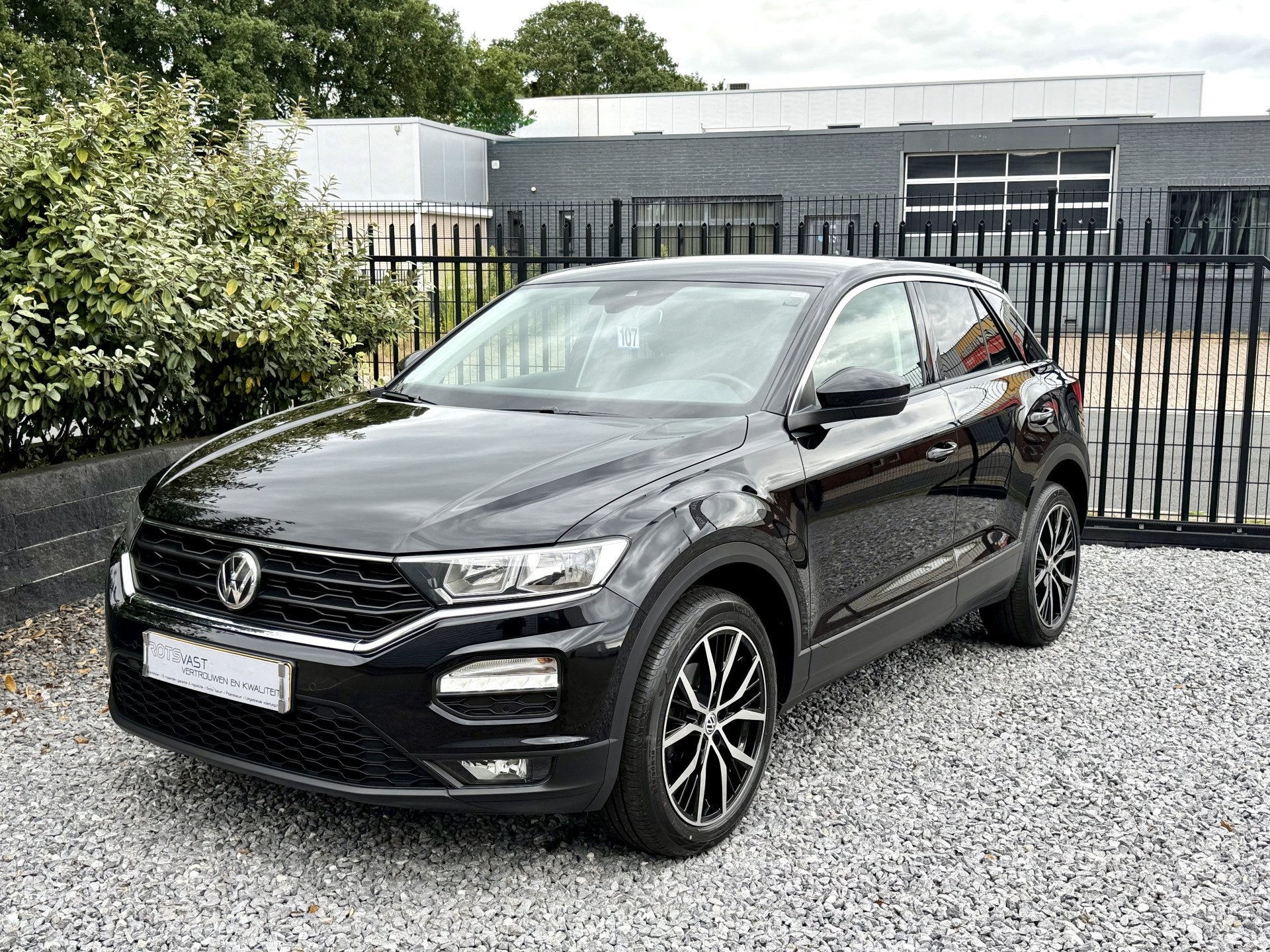 Volkswagen T-Roc 1.0 TSI Style Navi|Media|PDC|Lineast Zwart, Auto's, Voorwielaandrijving, Dealer onderhouden, Stof, Gebruikt